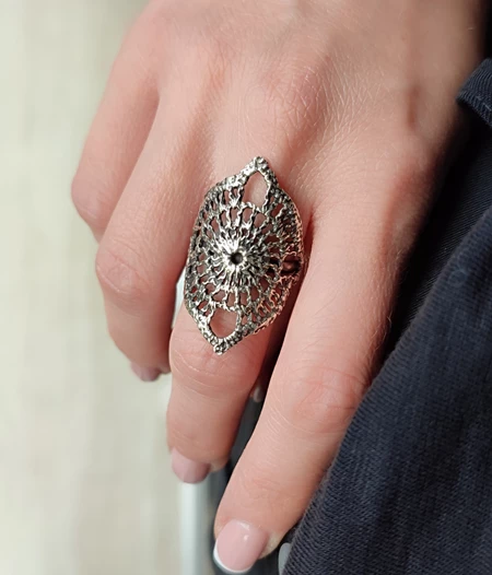 Ring with lace design
