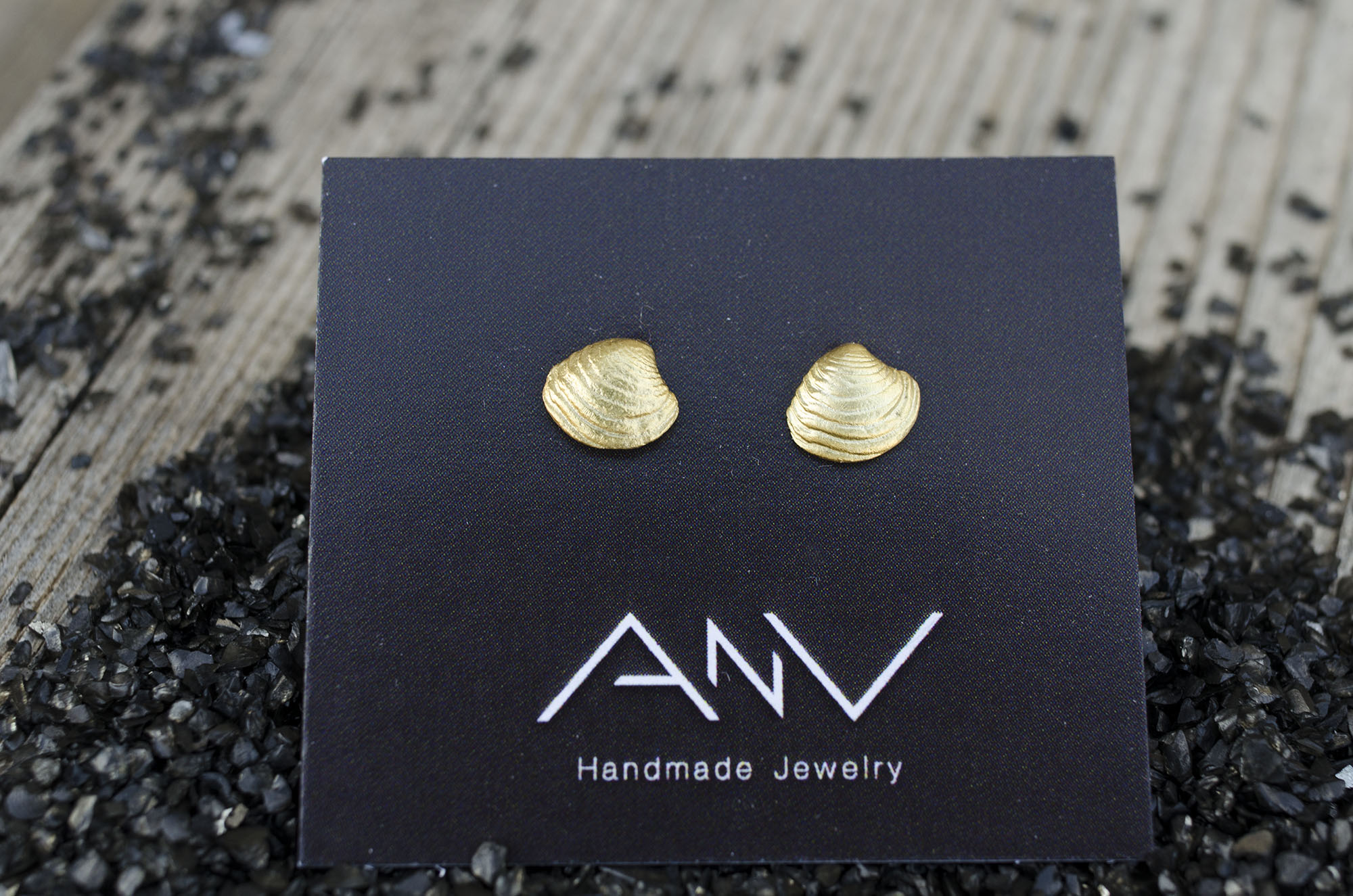 Tiny clam earrings
