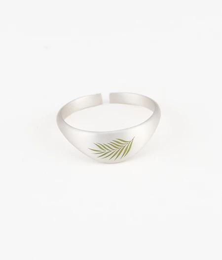 'Overtaking' silver ring