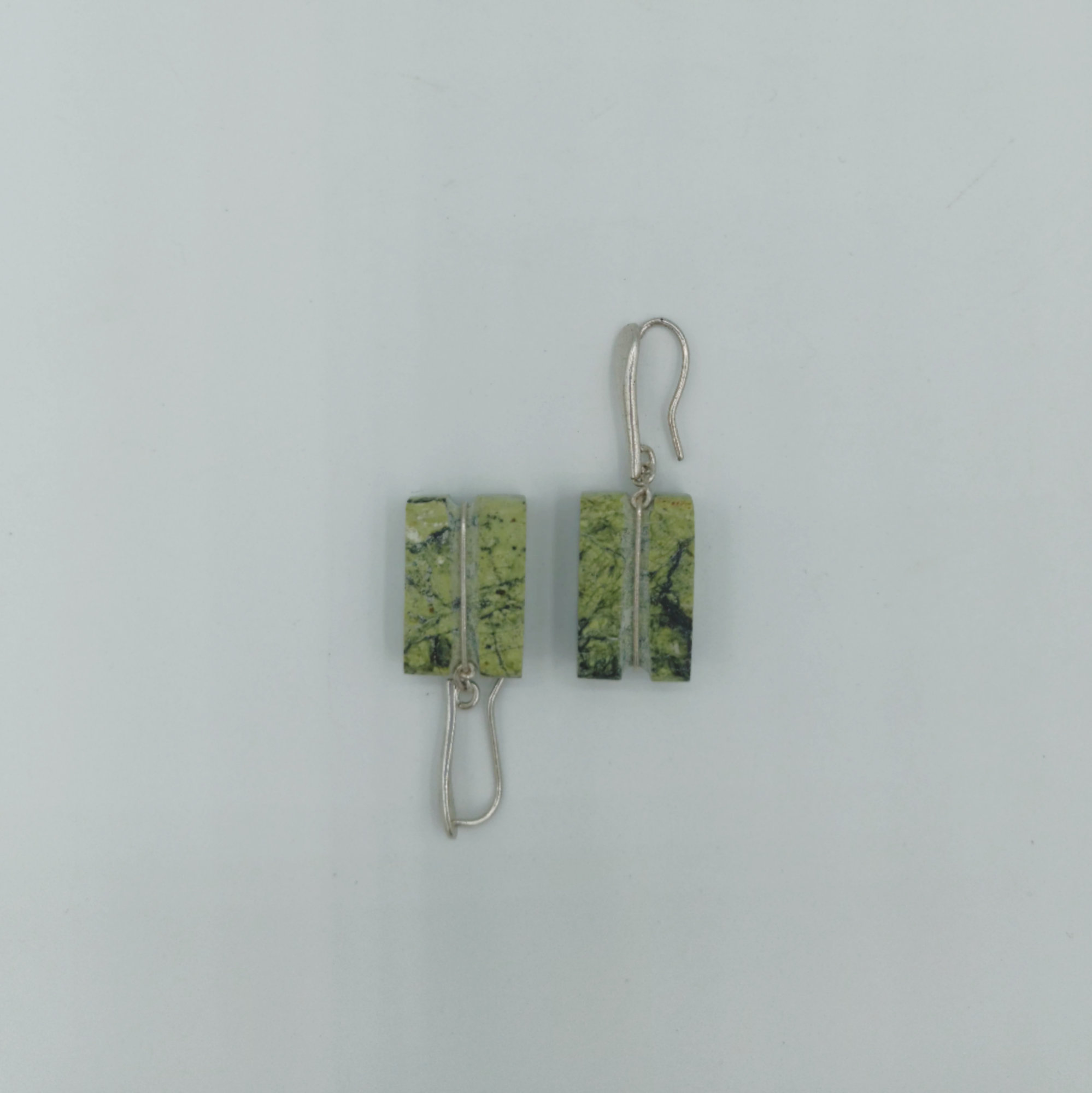Σκουλαρίκια με πράσινο μάρμαρο και γάντζους δάκρυ από ασήμι 925°
