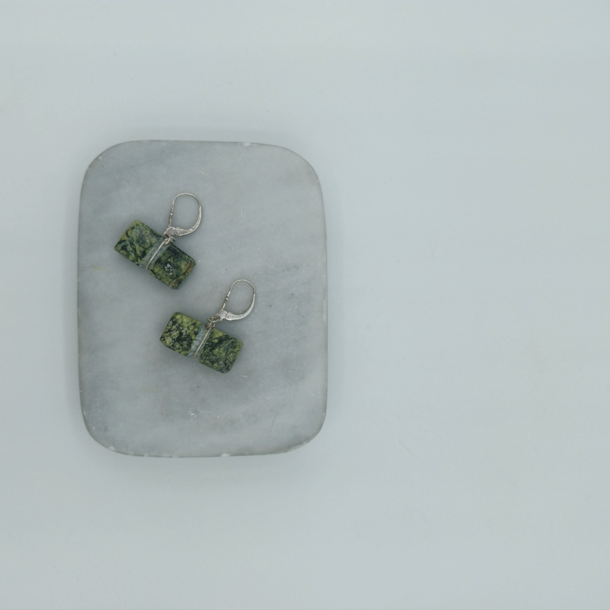 Σκουλαρίκια με πράσινο μάρμαρο και κρικάκια από ασήμι 925°