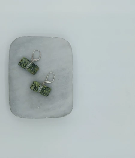 Σκουλαρίκια με πράσινο μάρμαρο και κρικάκια από ασήμι 925°