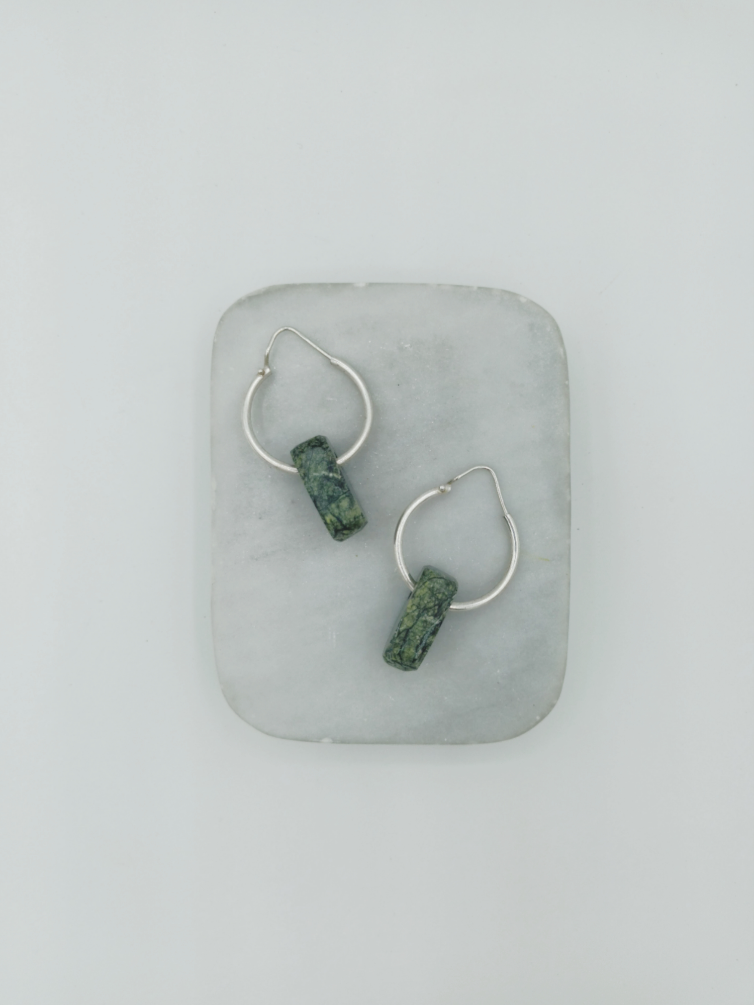 Σκουλαρίκια με πράσινο μάρμαρο και κρίκους από ασήμι 925°