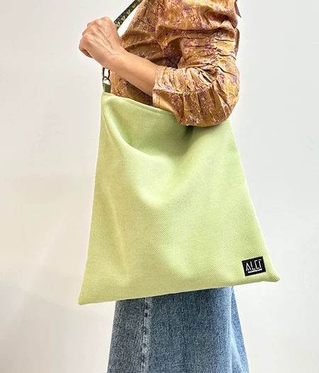✨BACK IN STOCK ✨The city shoulder bag in pistachio!