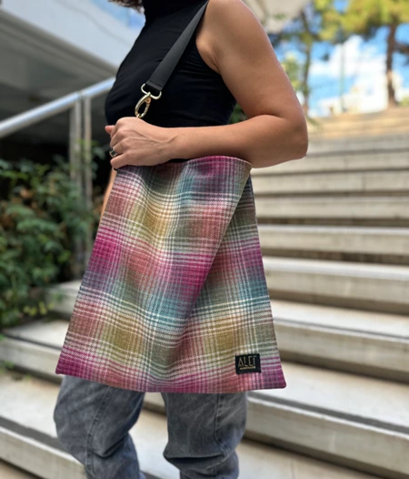´´ The city shoulder bag ´´ in checkered pattern!