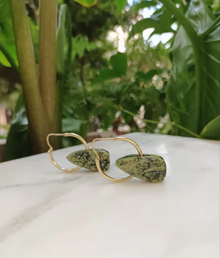 Σκουλαρίκια με πράσινο μάρμαρο και με κρίκους από επίχρυσο ασήμι 925°