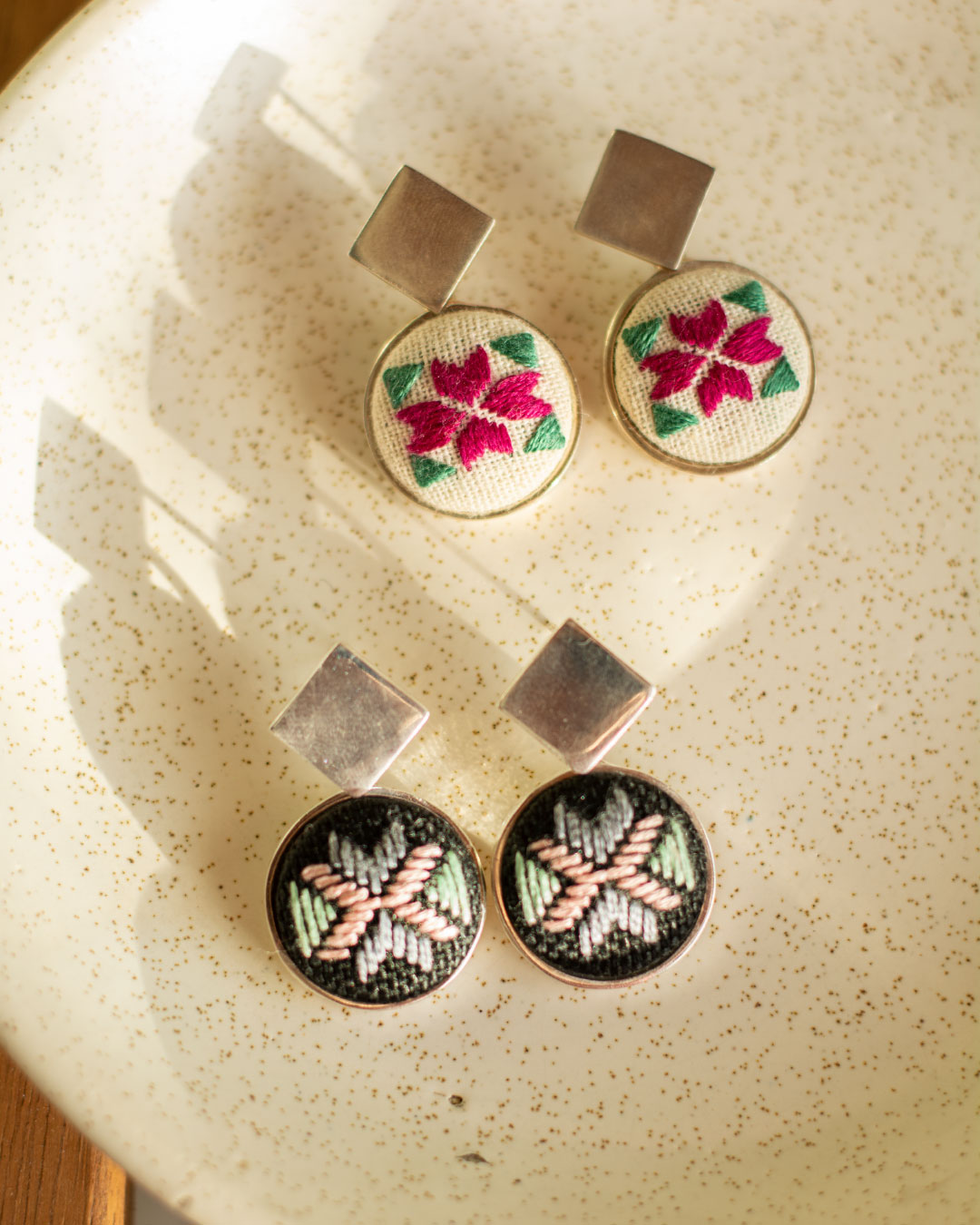 Κρεμαστά σκουλαρίκια με χειροποίητο κέντημα (2 χρώματα)