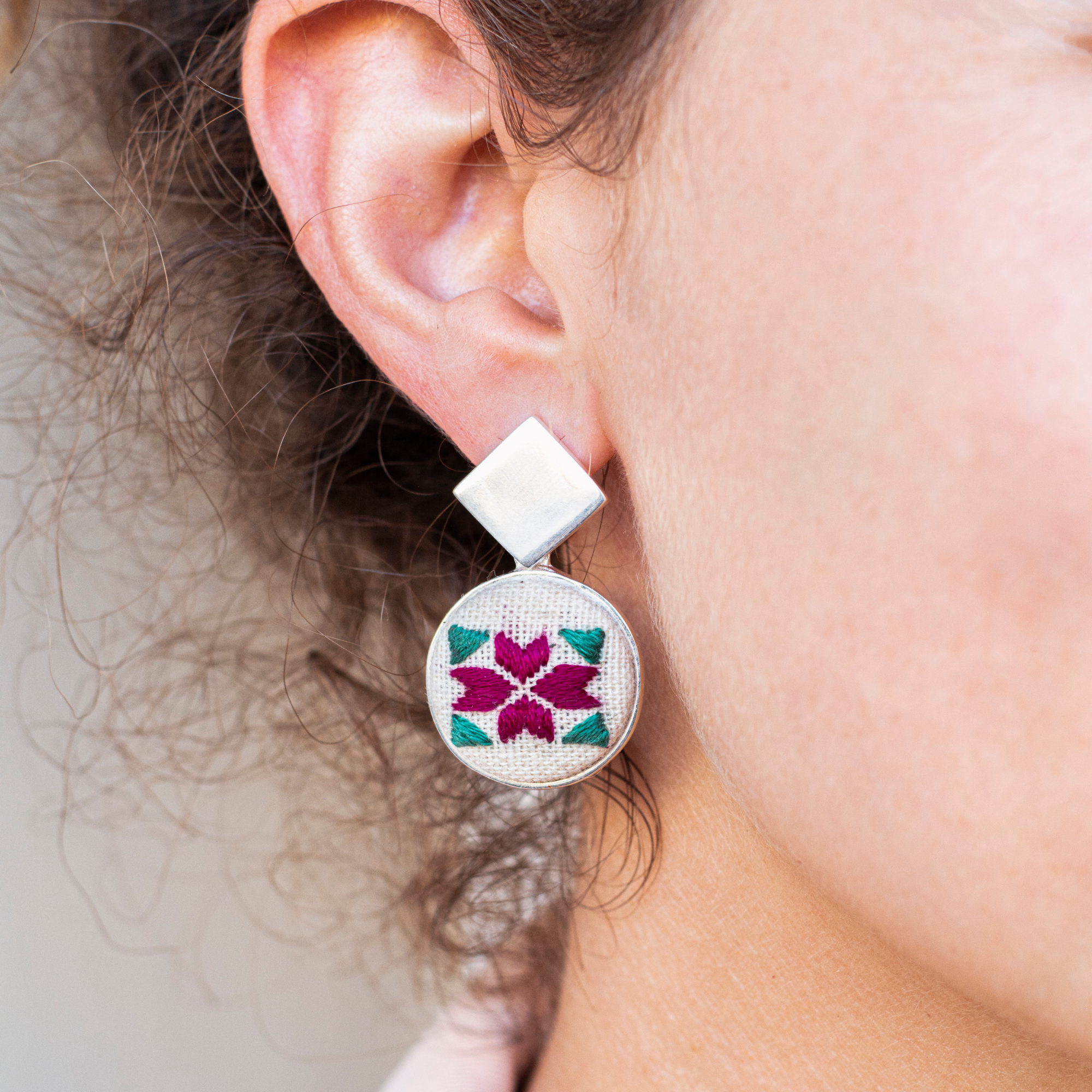 Κρεμαστά σκουλαρίκια με χειροποίητο κέντημα (2 χρώματα)