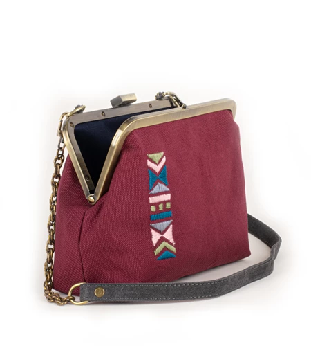 Μπορντώ clutch με κέντημα
