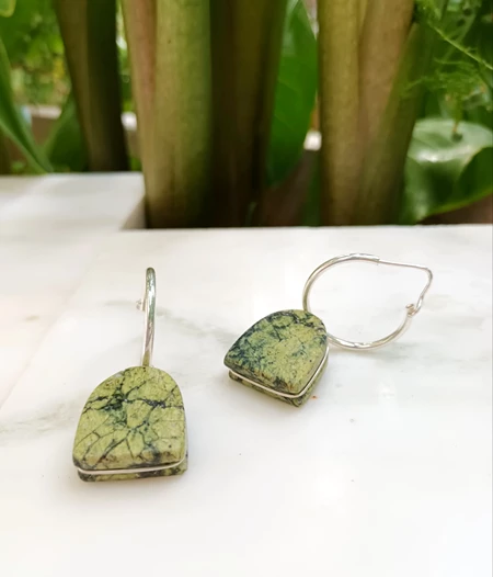 Σκουλαρίκια με πράσινο μάρμαρο και κρίκους από ασήμι 925°