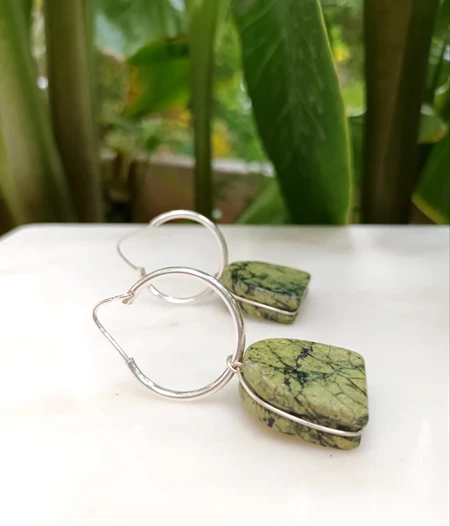 Σκουλαρίκια με πράσινο μάρμαρο και κρίκους από ασήμι 925°