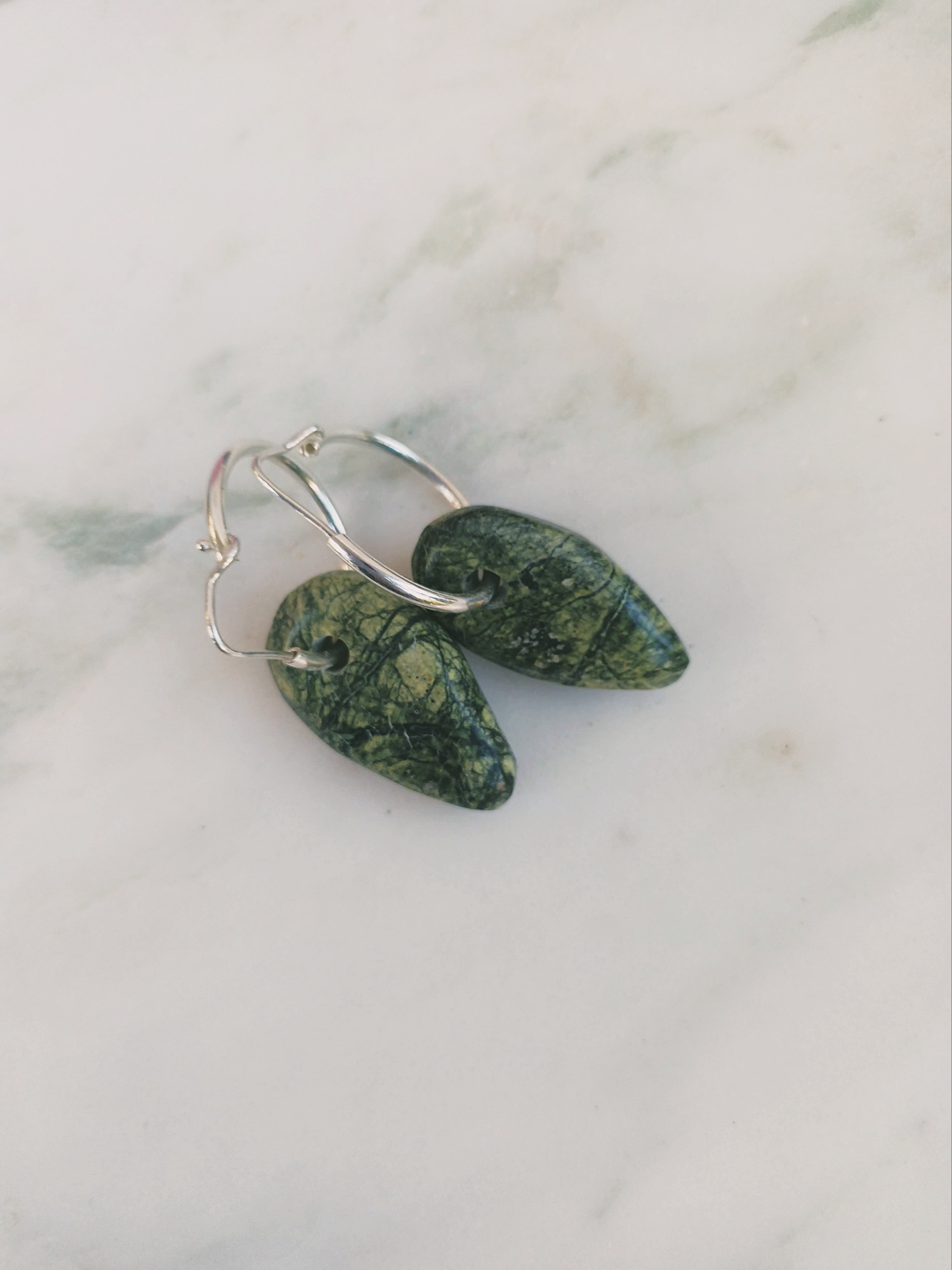  Σκουλαρίκια με πράσινο μάρμαρο και κρίκους από ασήμι 925°