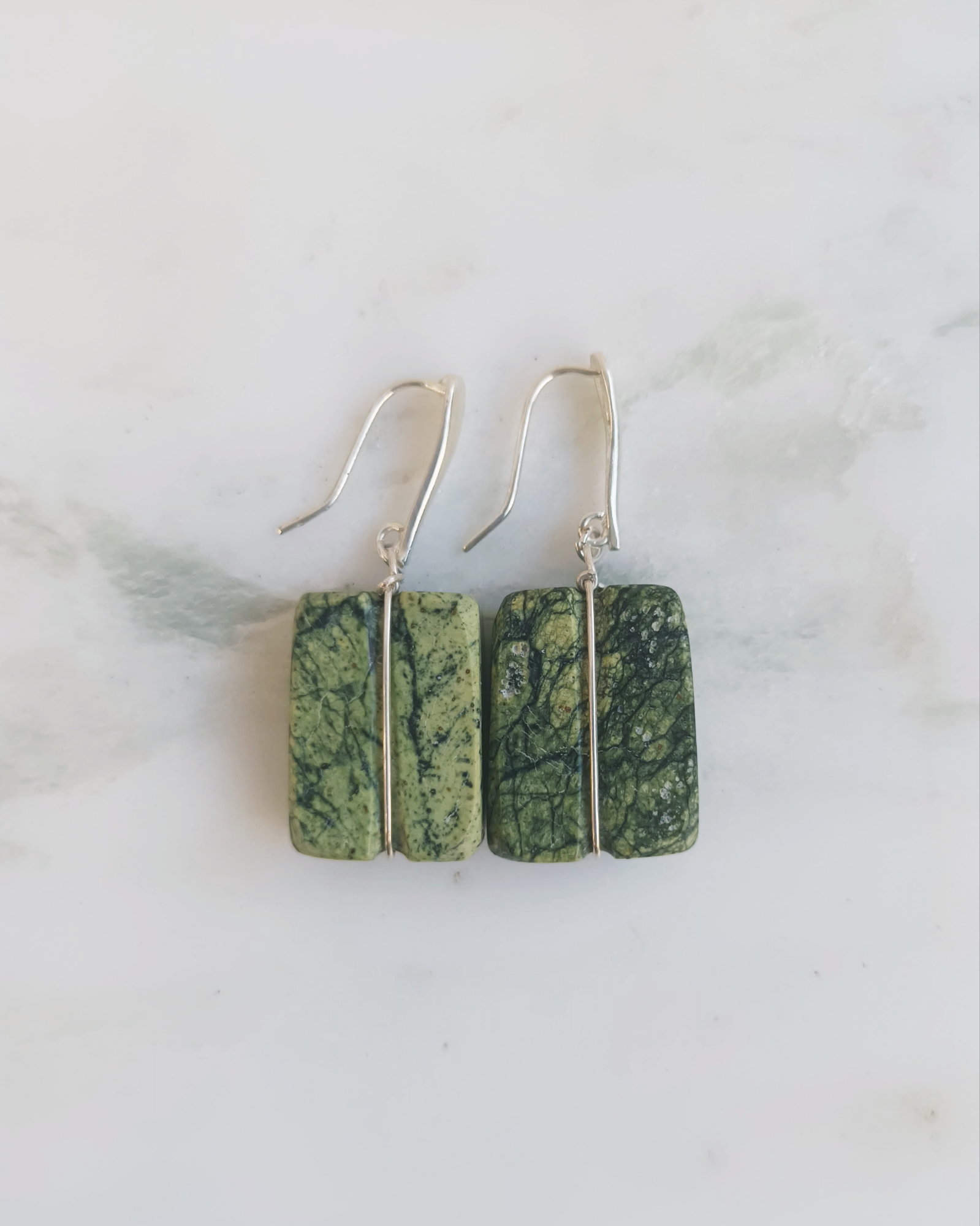 Σκουλαρίκια με πράσινο μάρμαρο και γάντζους δάκρυ από ασήμι 925°