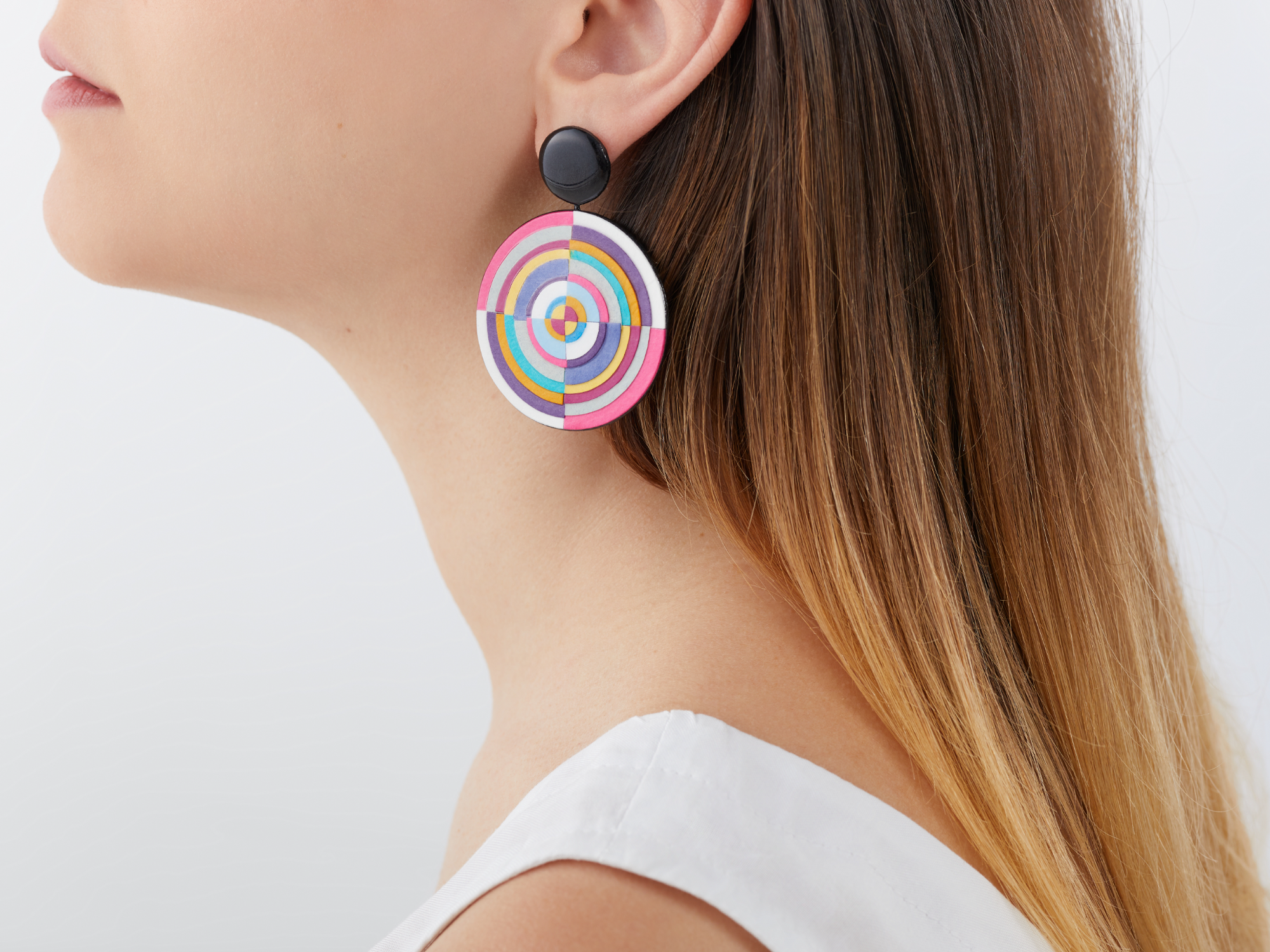 EARRINGS SYNTHESIS OF CIRCLES ‘SAME-CENTERED COLORED CIRCLES’