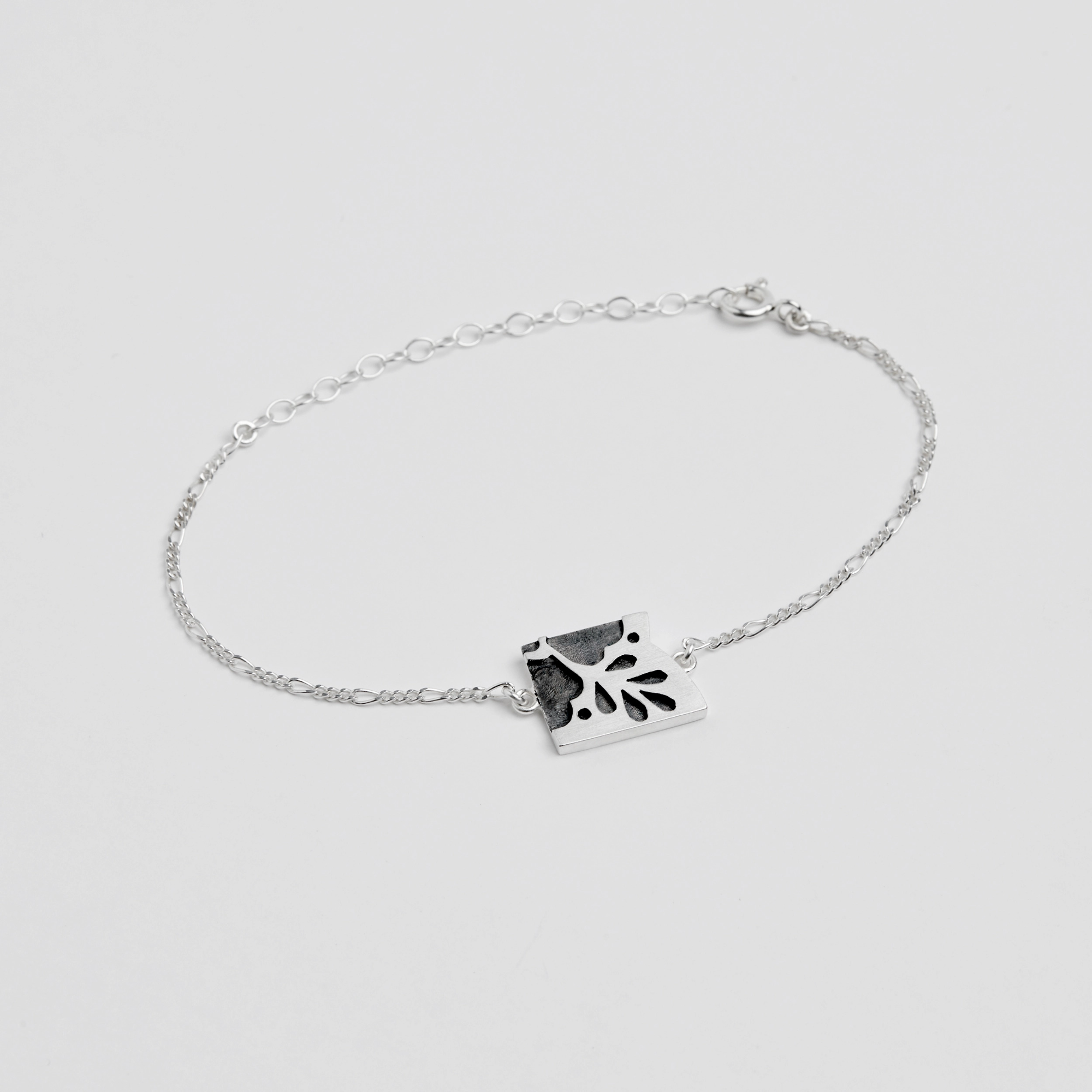 Βραχιόλια ''Τα Κεντητά'' με αλυσίδα ή με μαργαριτάρια