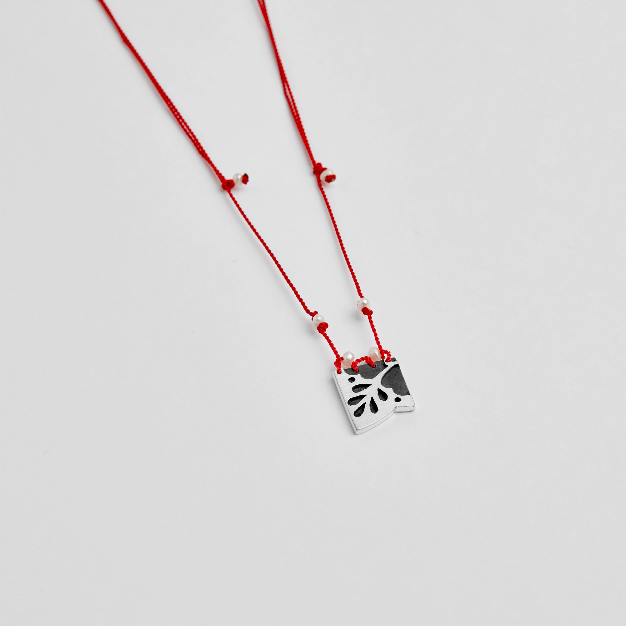 Μενταγιόν ''Τα Κεντητά'' με αλυσίδα ή με μαργαριτάρια