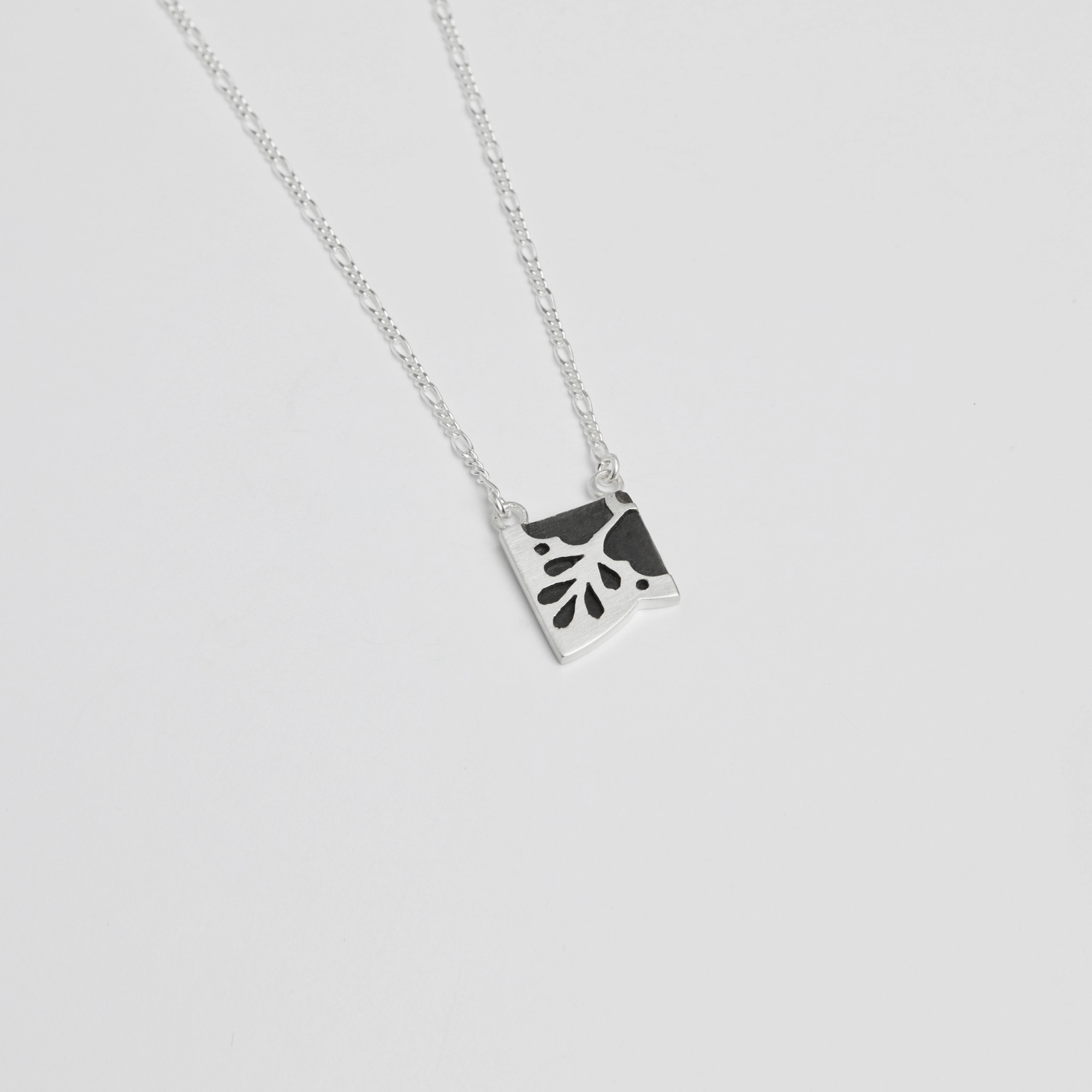 Μενταγιόν ''Τα Κεντητά'' με αλυσίδα ή με μαργαριτάρια