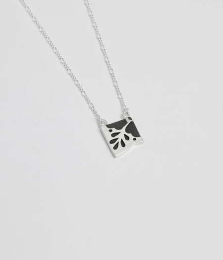 Μενταγιόν ''Τα Κεντητά'' με αλυσίδα ή με μαργαριτάρια