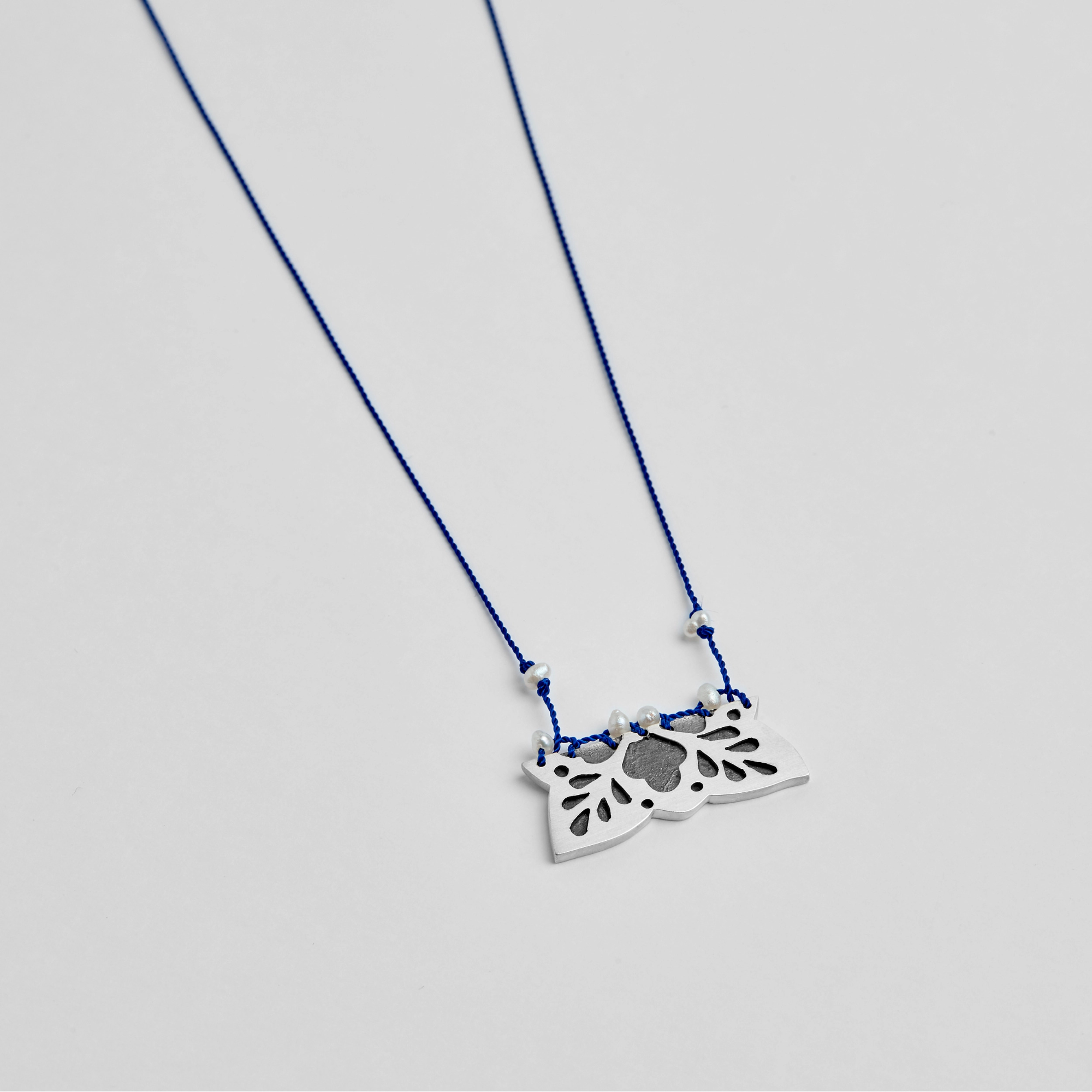 Μενταγιόν ''Τα Κεντητά'' με αλυσίδα ή με μαργαριτάρια