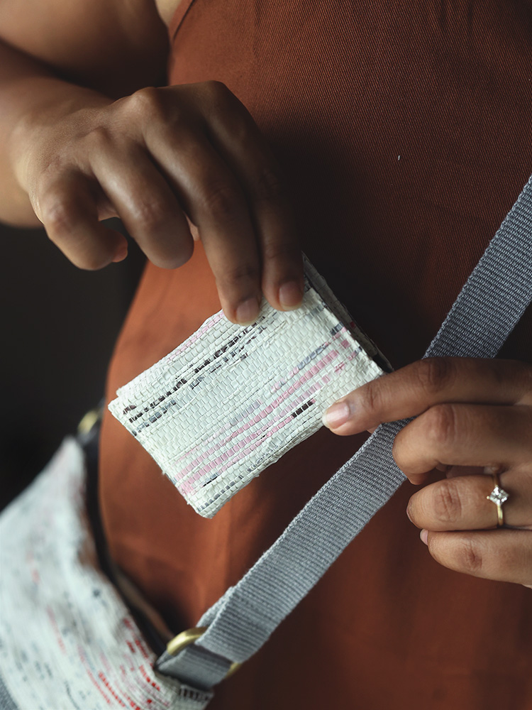 White Foldable Cardholder with Magnetic Closure 