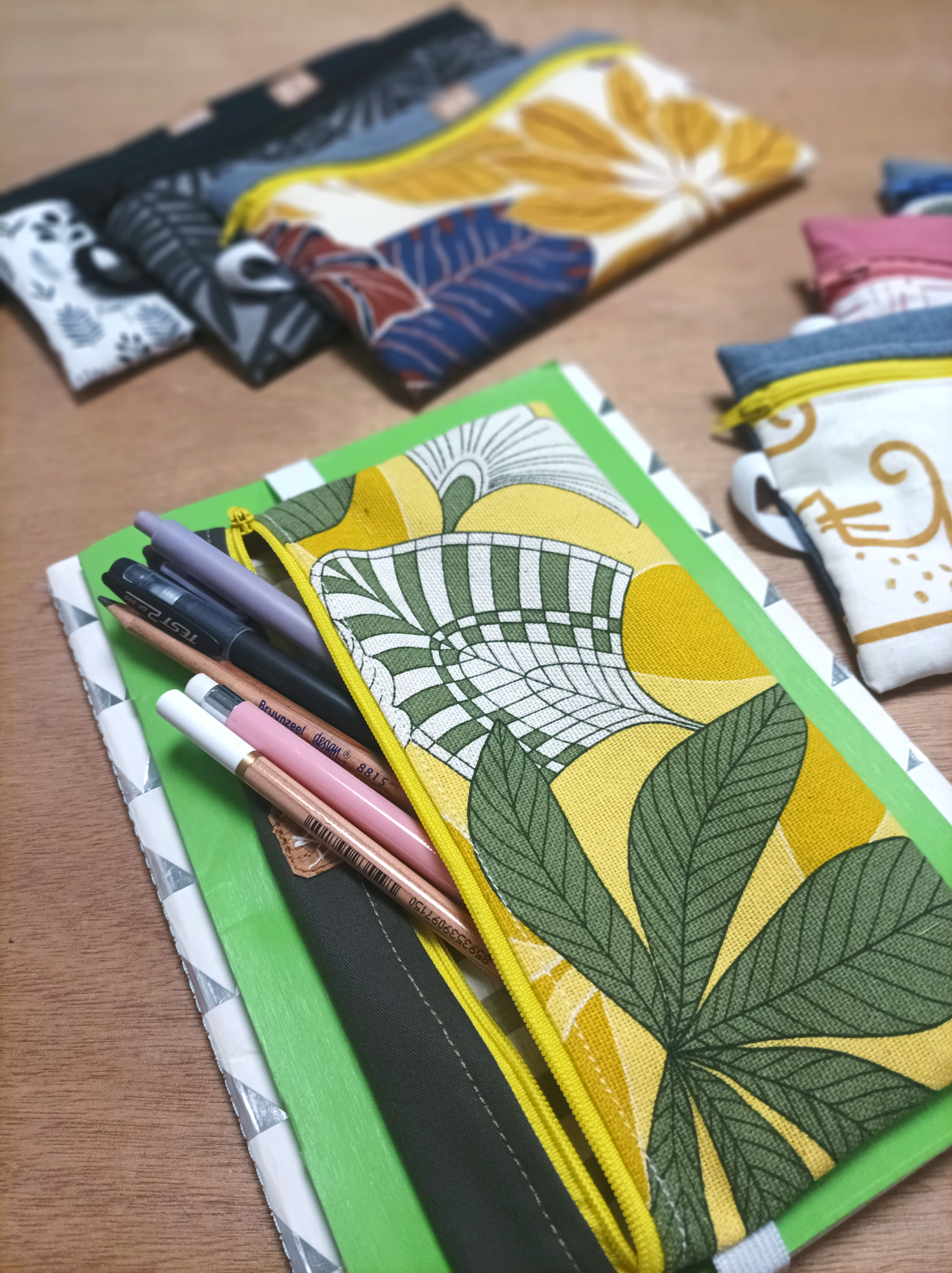 the elastic Pencil case/ bookmark