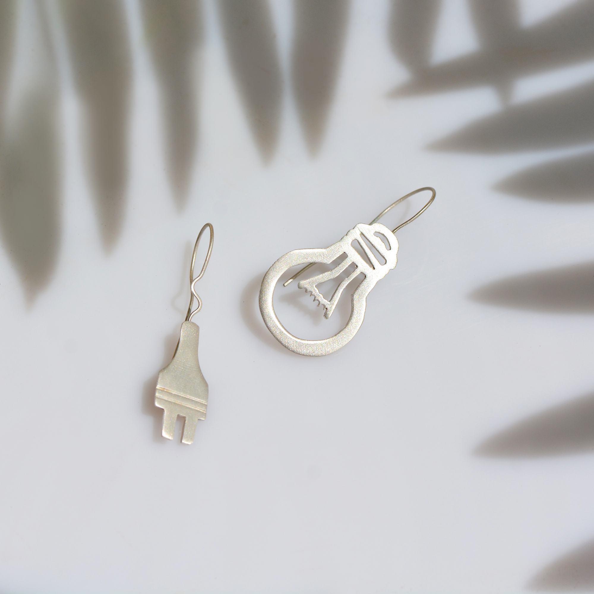 Σκουλαρίκια λάμπα - φις!