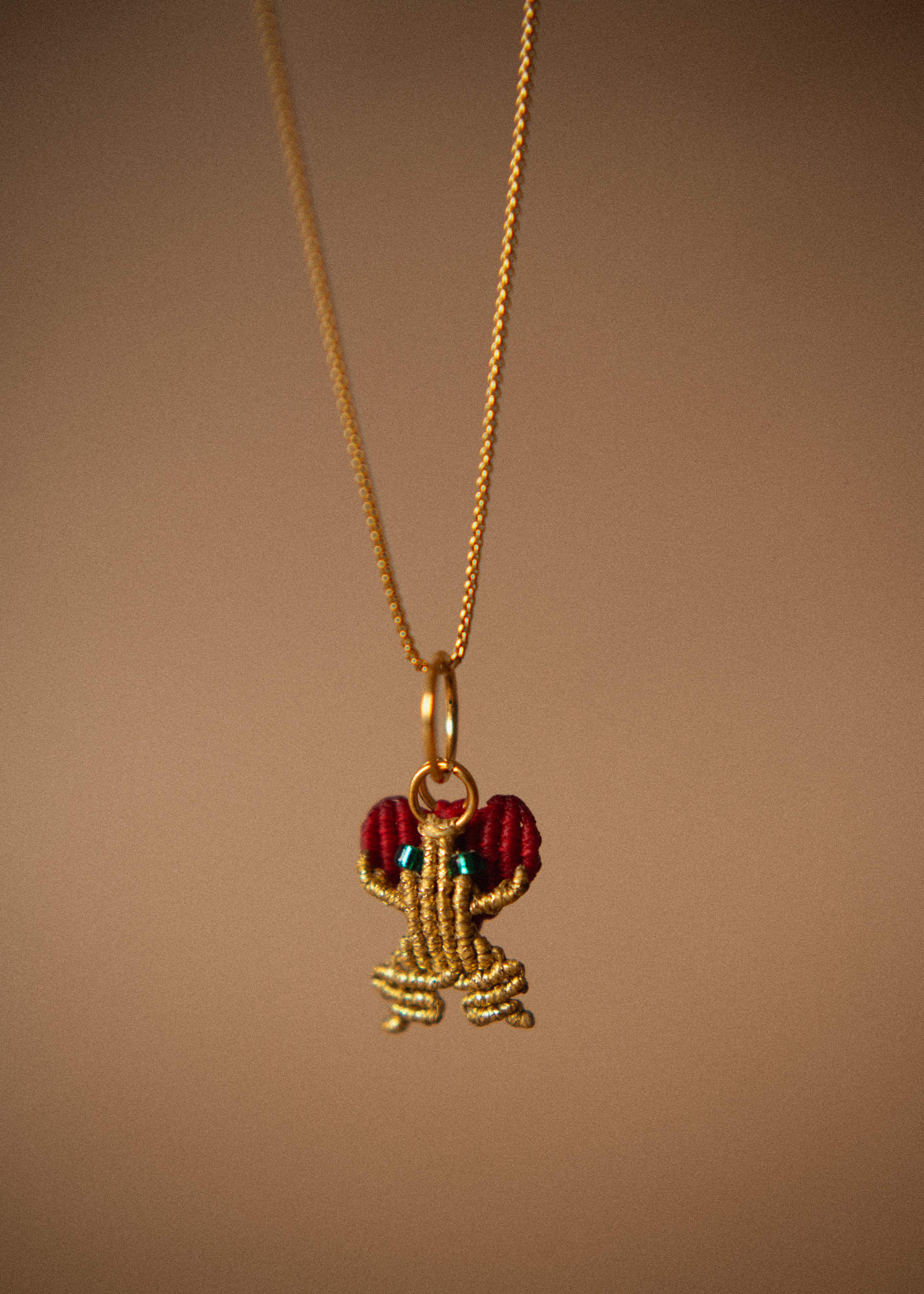 Kiss the Frog, κολιέ