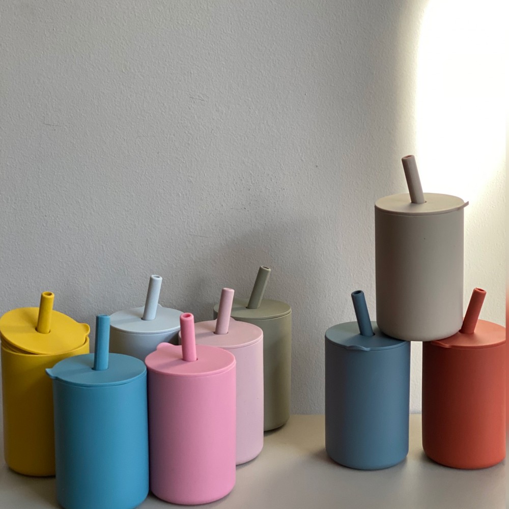 Εκπαιδευτικό ποτηράκι σιλικόνης με καλαμάκι 