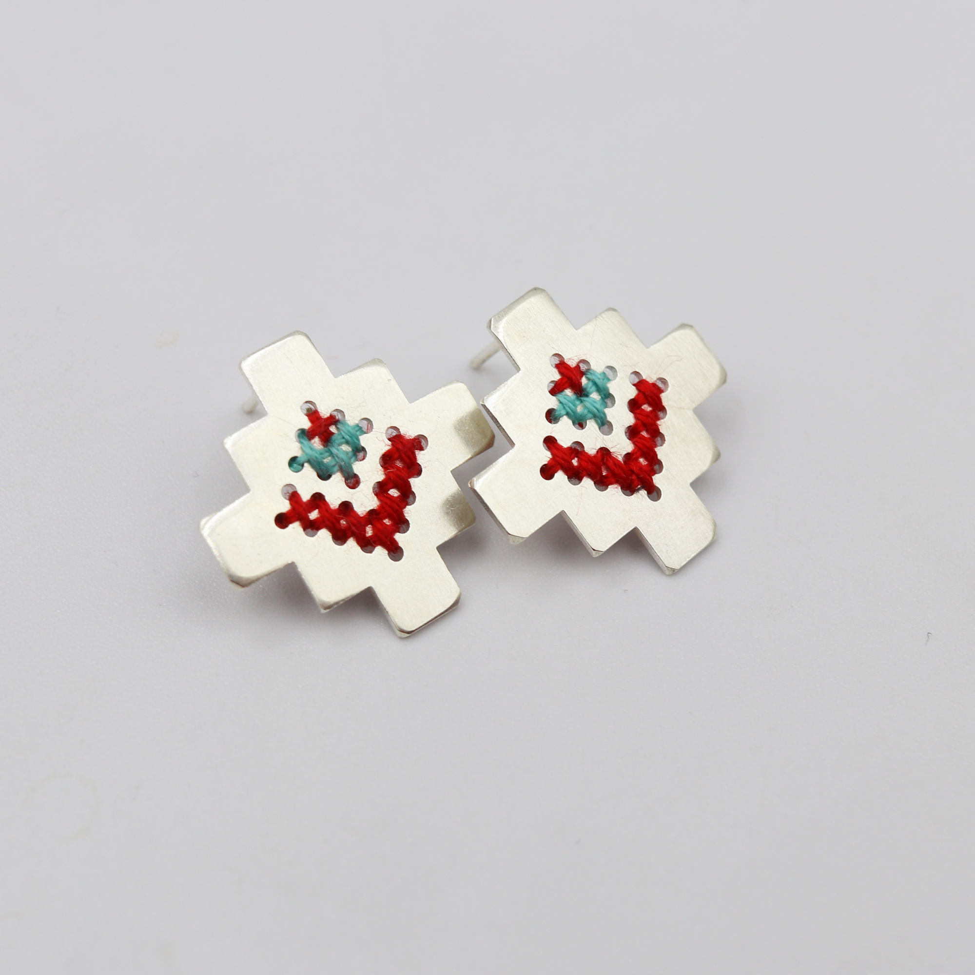 Σκουλαρίκια “σταυρός” με κεντημένο ασήμι