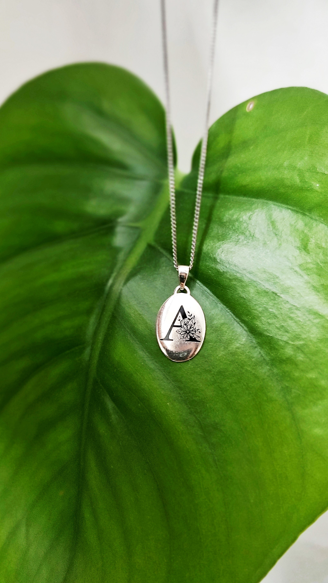 Floral μενταγιόν Initial Letter