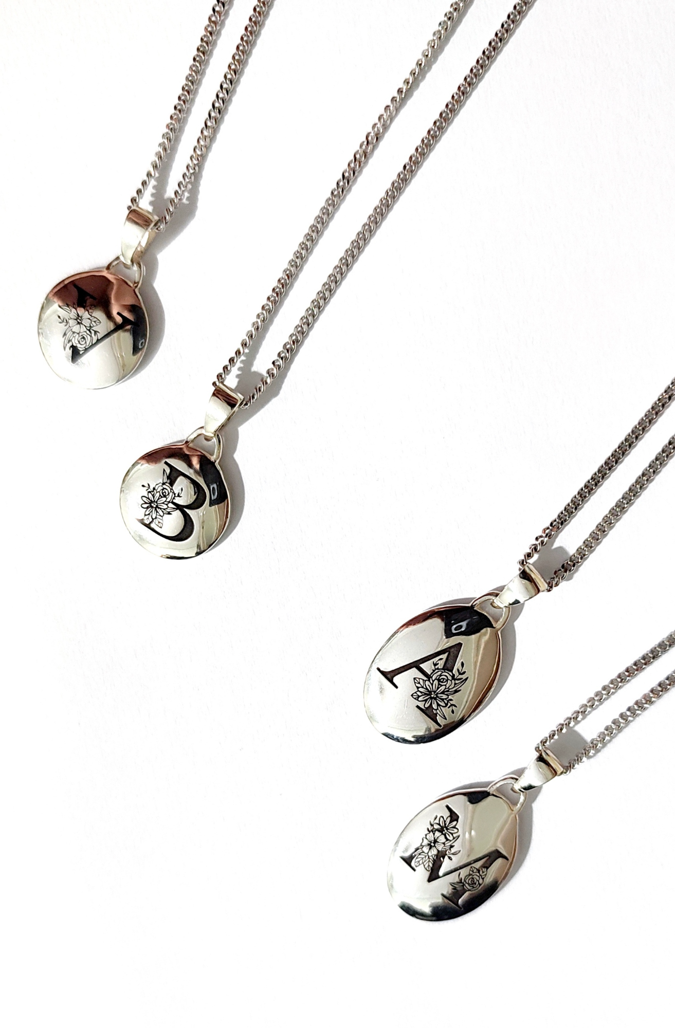 Floral μενταγιόν Initial Letter