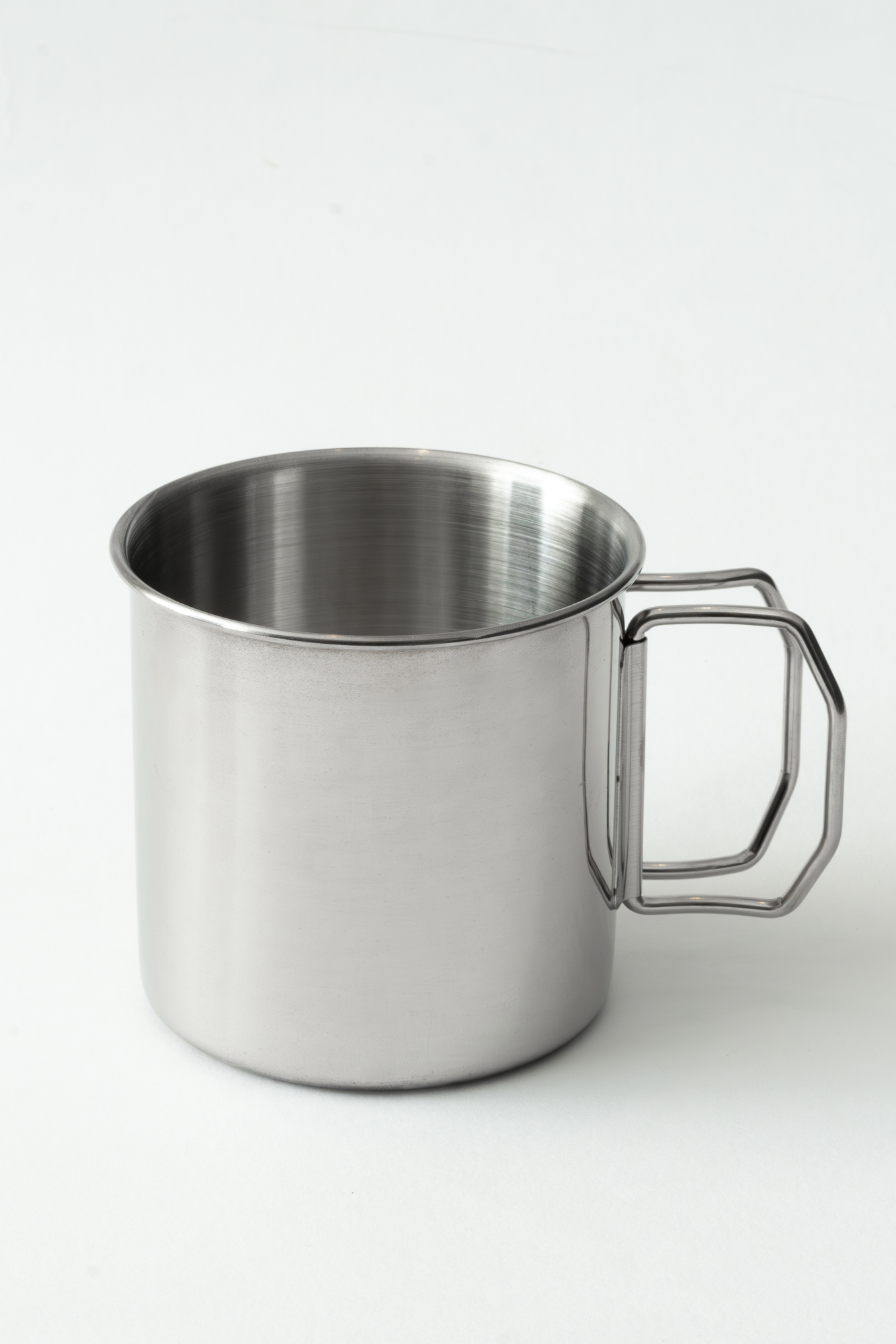 Steel mug Aithra Spirits with foldable handle.