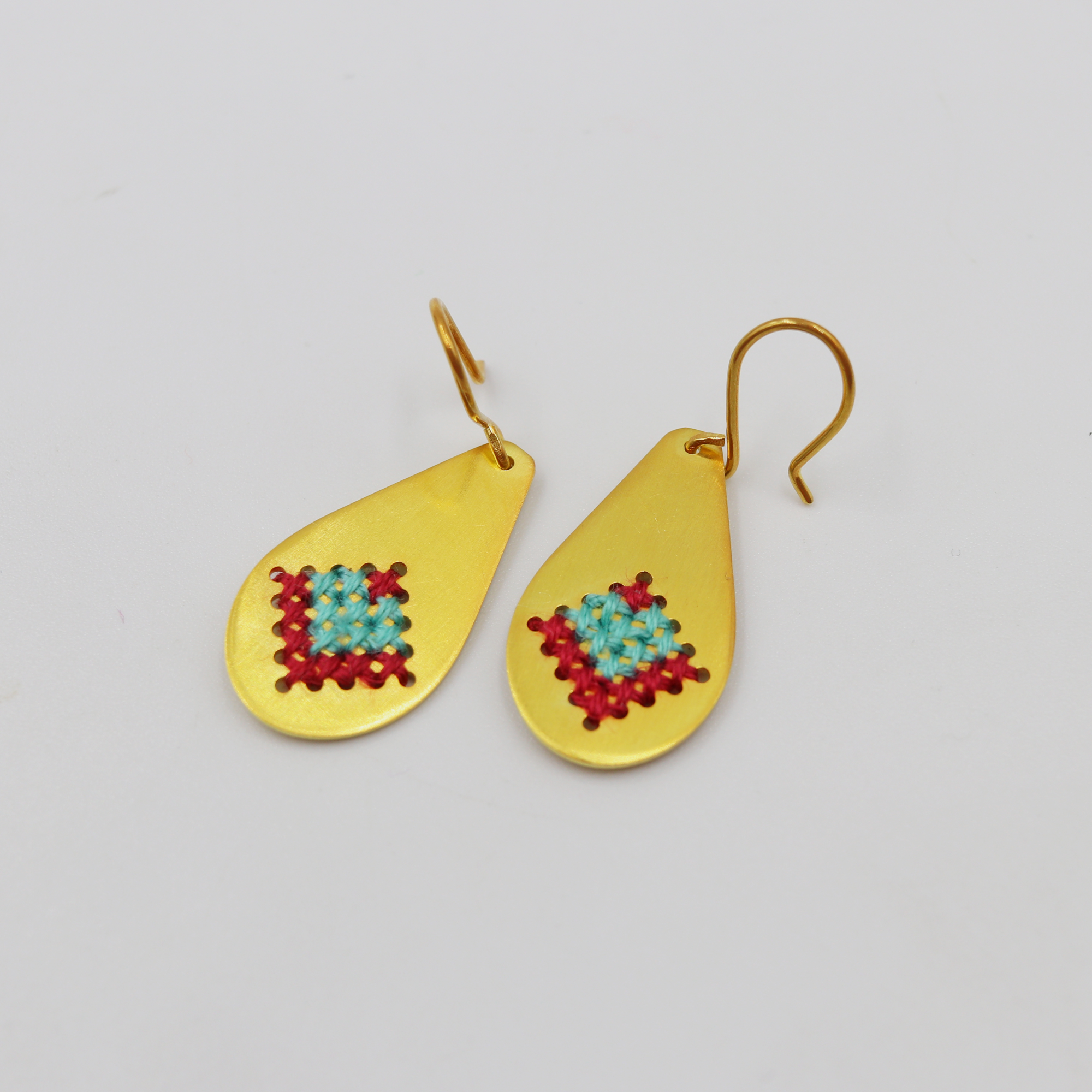 Σκουλαρίκια σταγόνες κρεμαστά με κεντημένο ασήμι