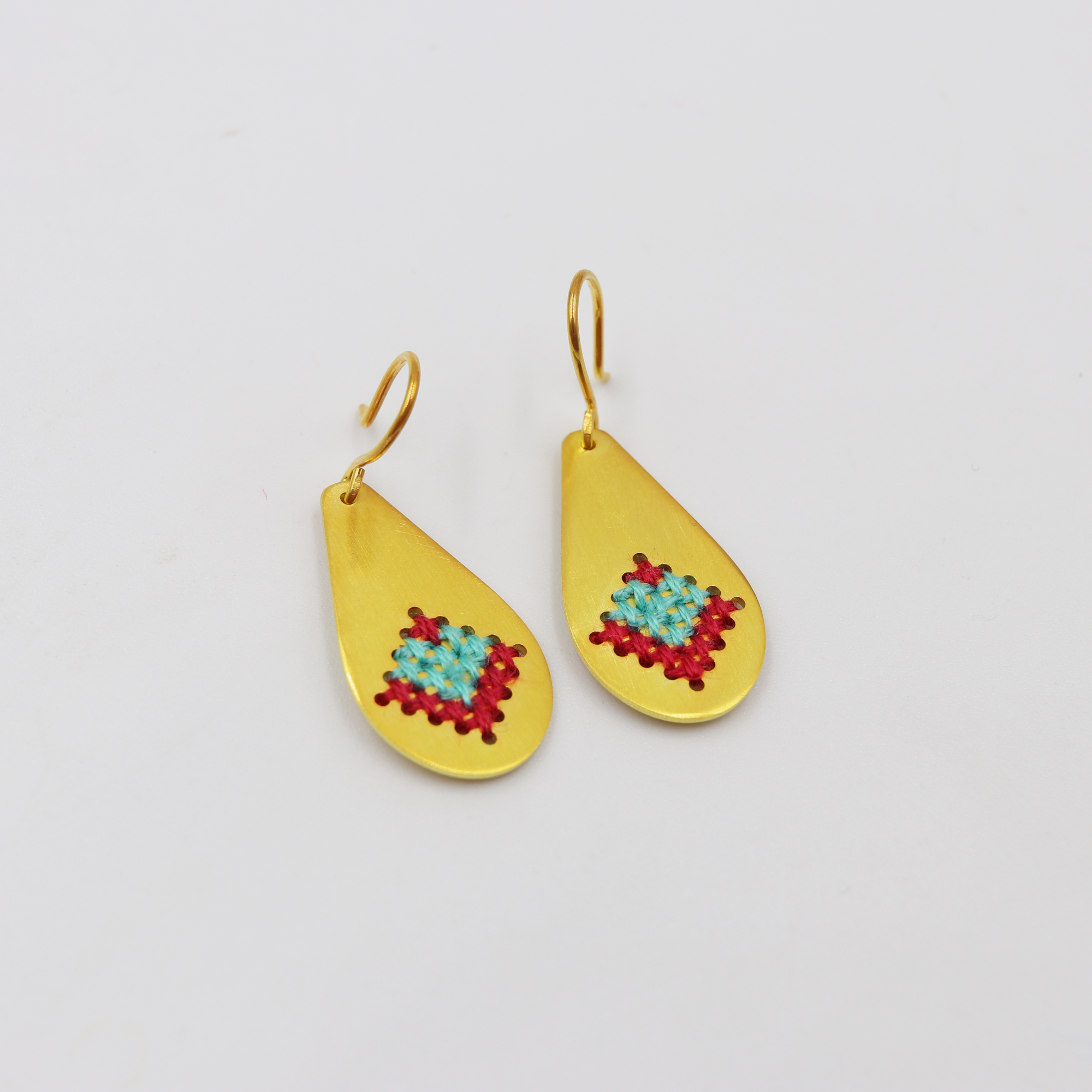 Σκουλαρίκια σταγόνες κρεμαστά με κεντημένο ασήμι