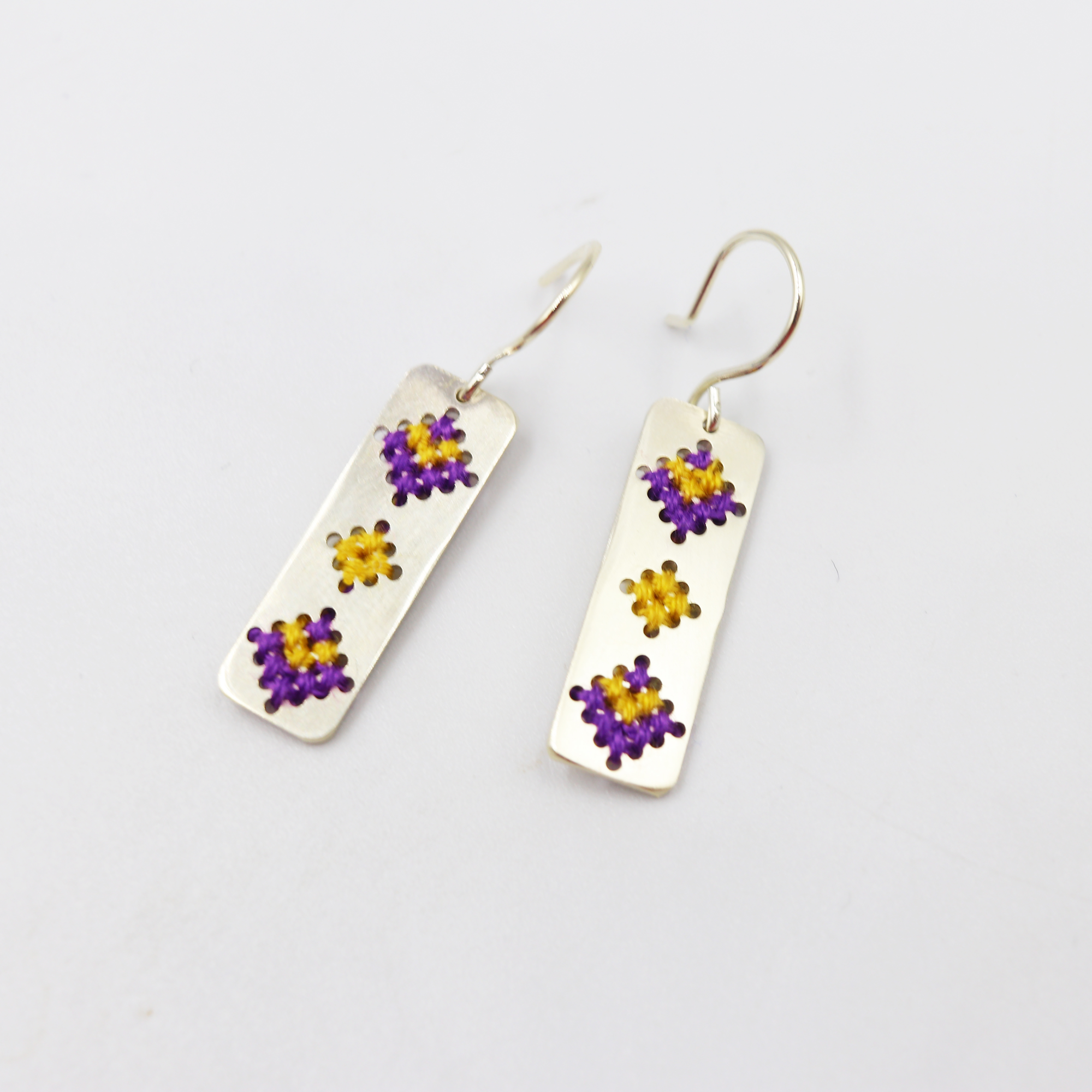 Σκουλαρίκια κρεμαστά ορθογώνια με κεντημένο ασήμι