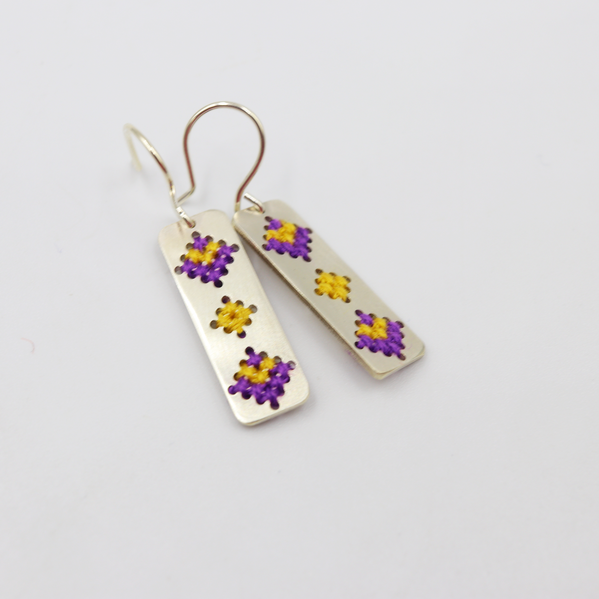 Σκουλαρίκια κρεμαστά ορθογώνια με κεντημένο ασήμι