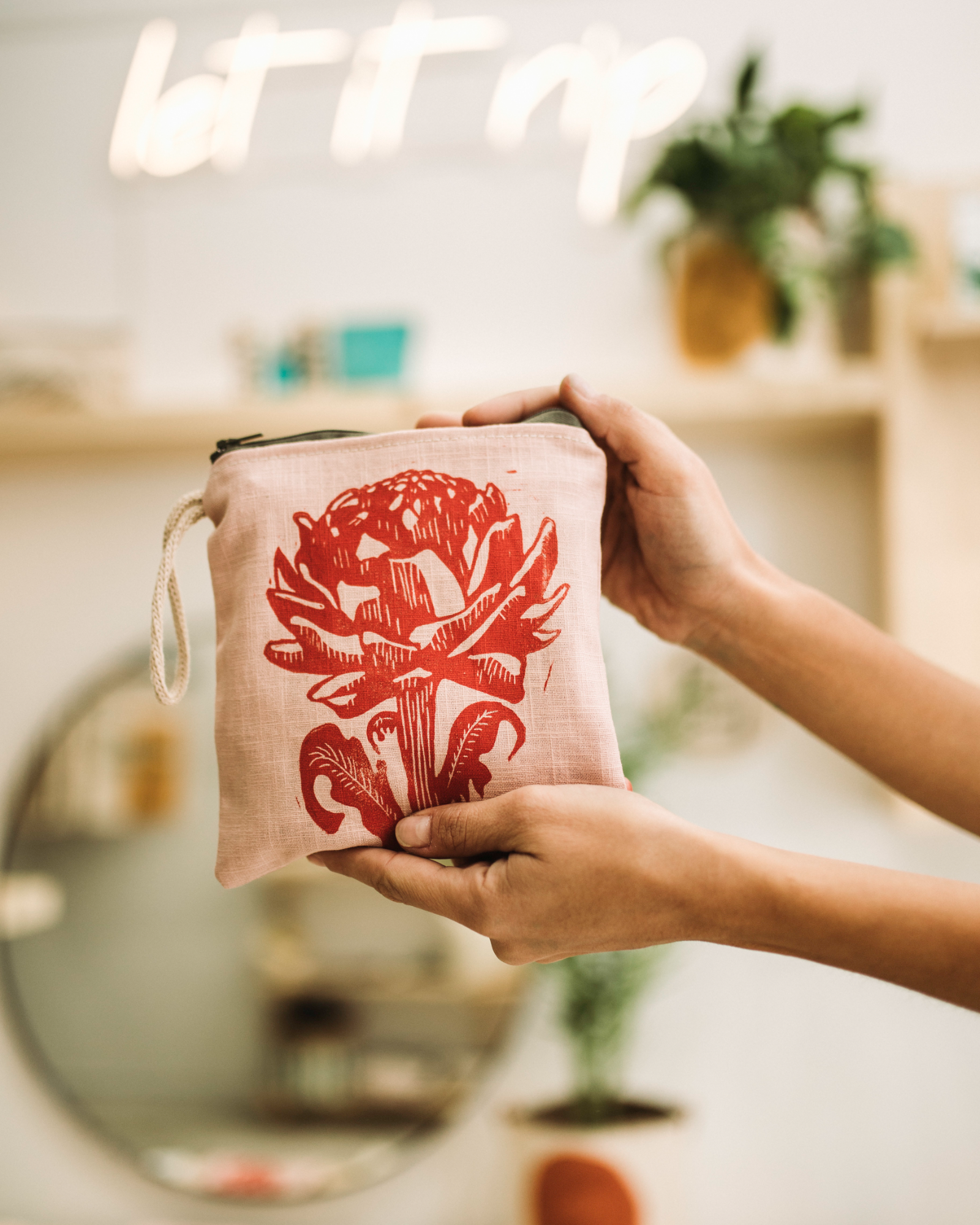 Μοντέρνο Λινό Τσαντάκι με Χαρακτικό