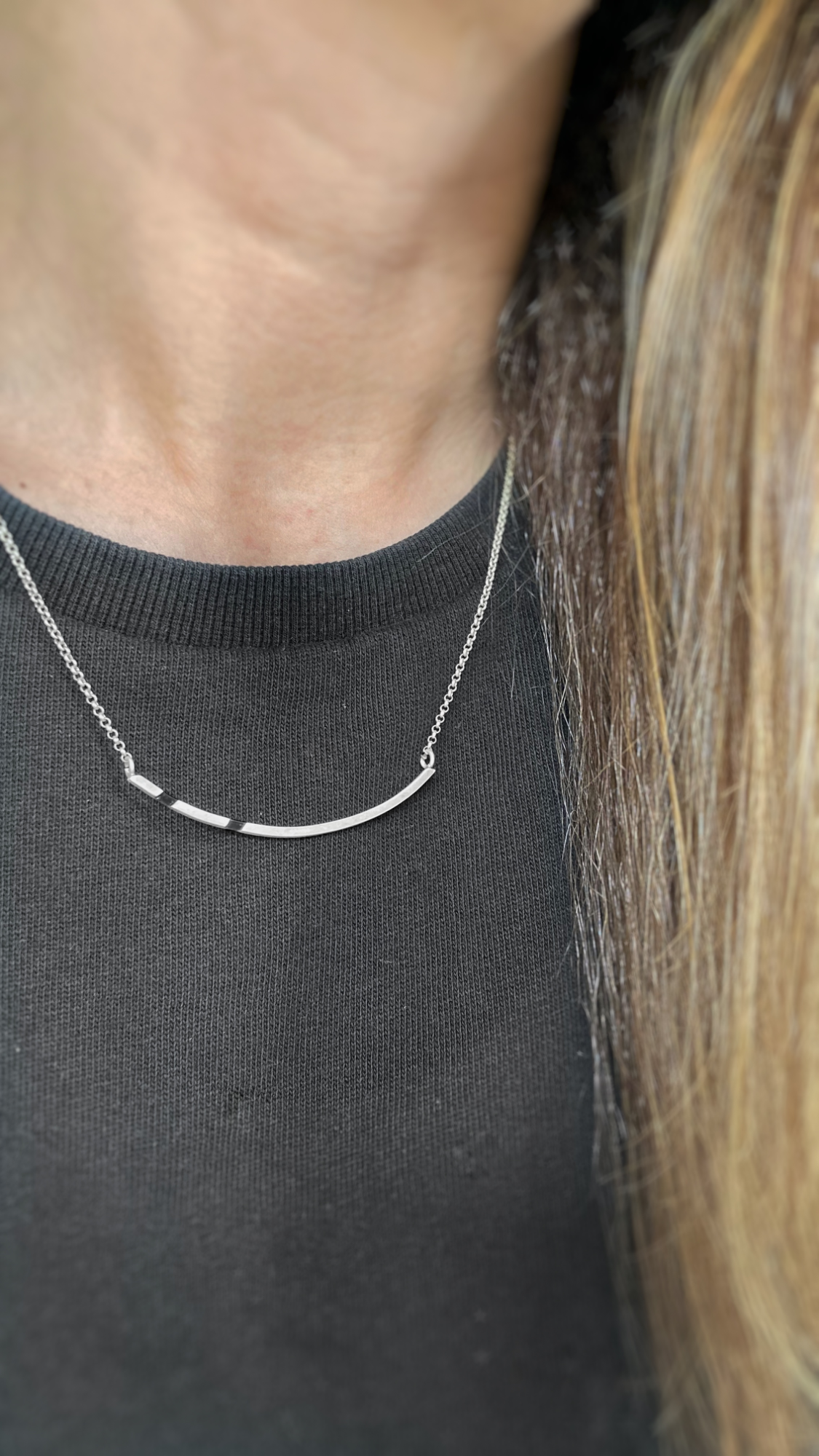 DROPS ασύμμετρο κολιέ με οξειδωμένες λεπτομέρειες