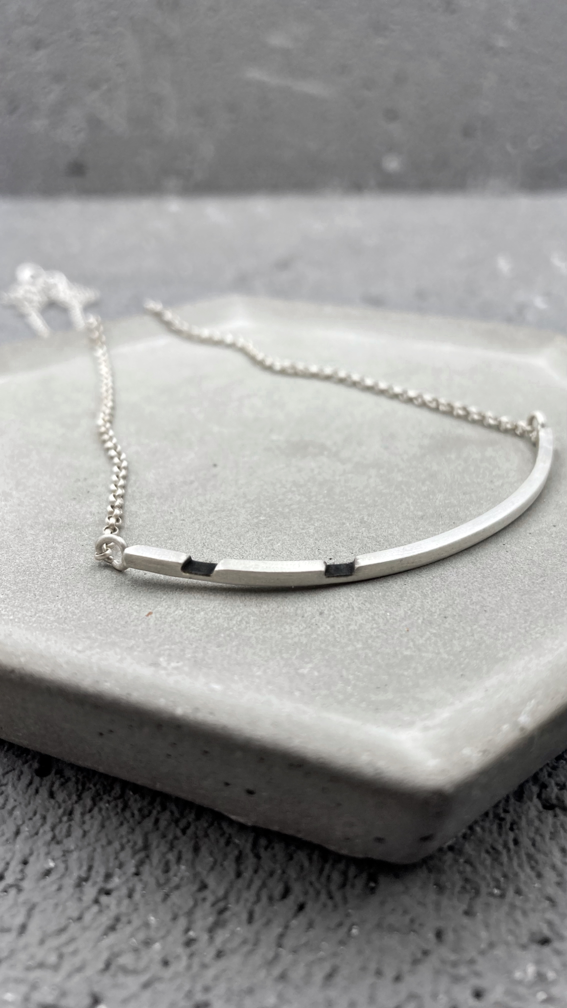 DROPS ασύμμετρο κολιέ με οξειδωμένες λεπτομέρειες