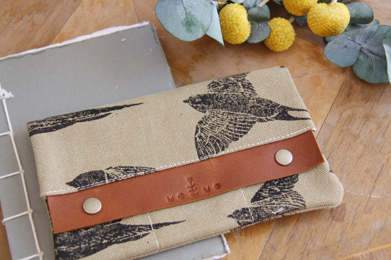 Πορτοφόλι με τύπωμα "χελιδόνια"