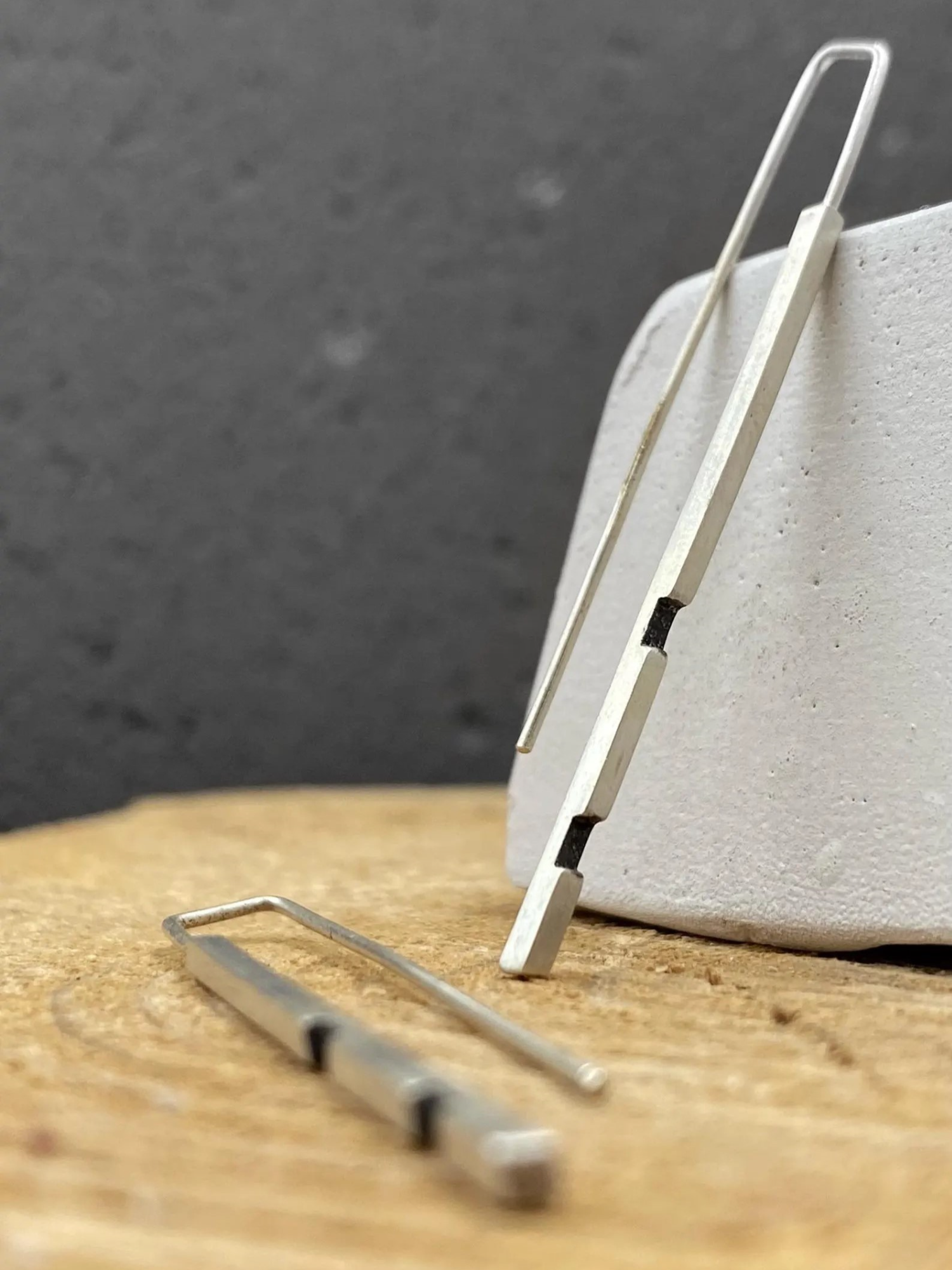 DROPS μακριά σκουλαρίκια με οξειδωμένες λεπτομέρειες