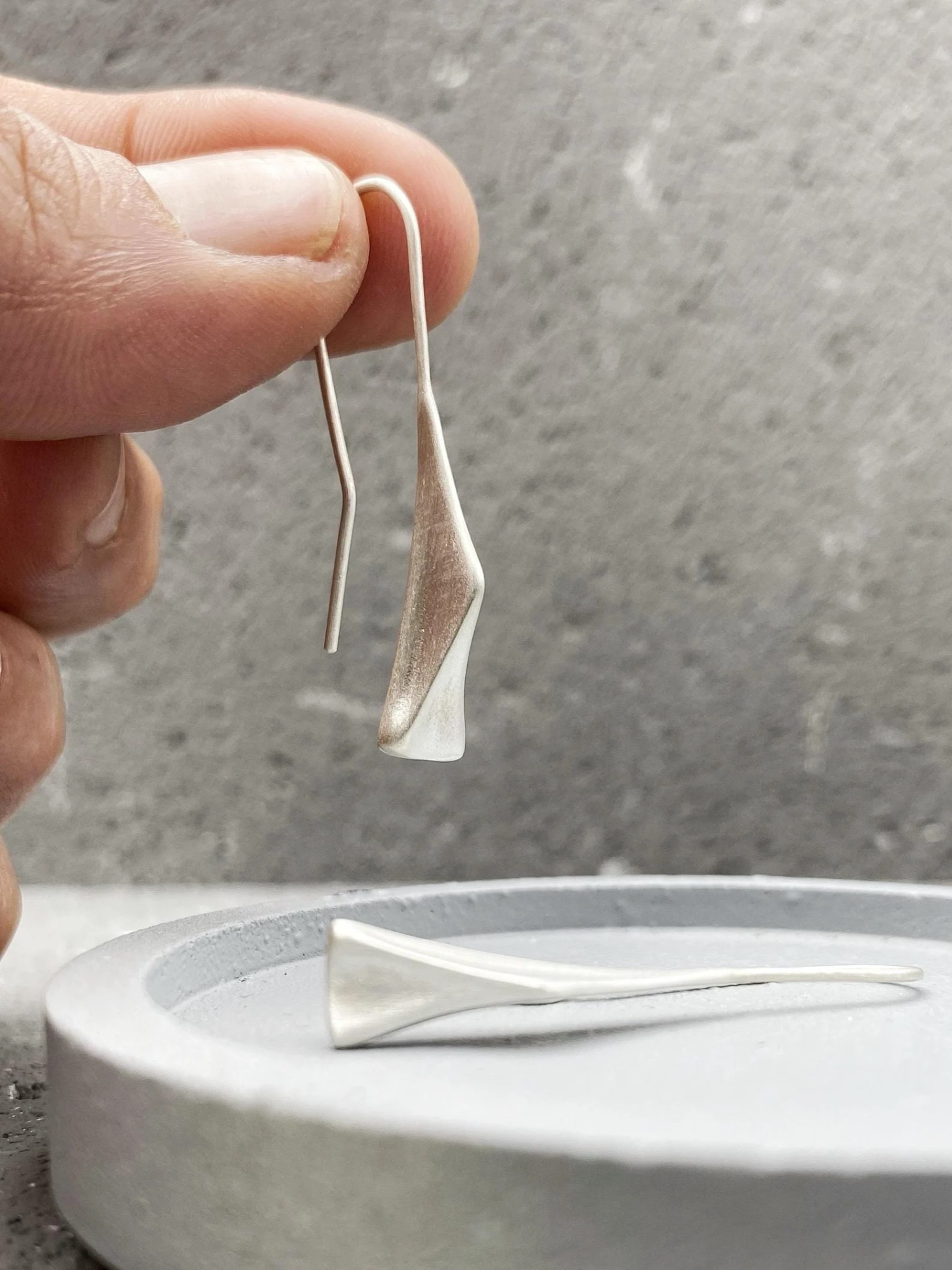 CONTRAST κρεμαστά σκουλαρίκια