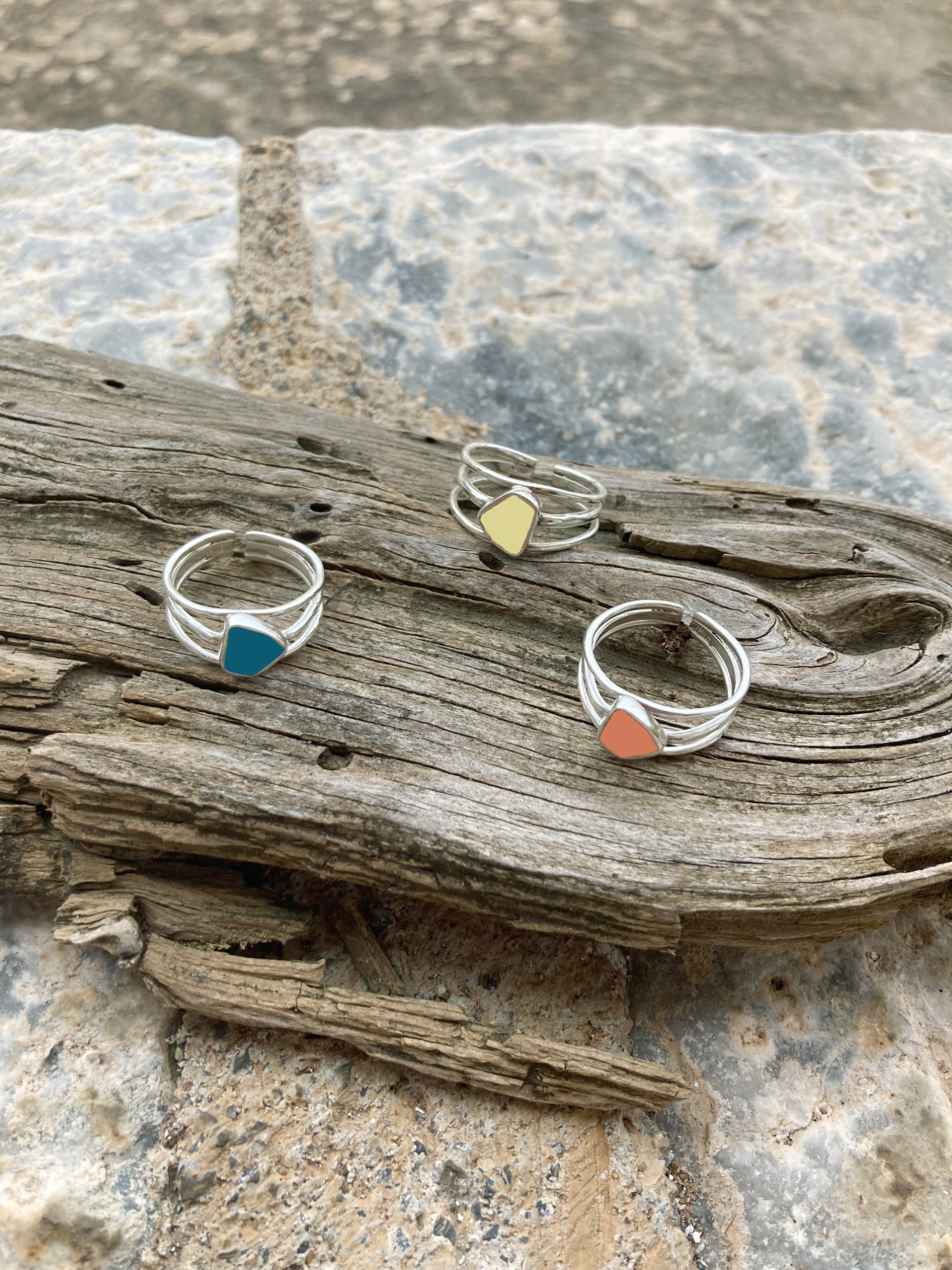 Wide ring, geometric shape with enamel