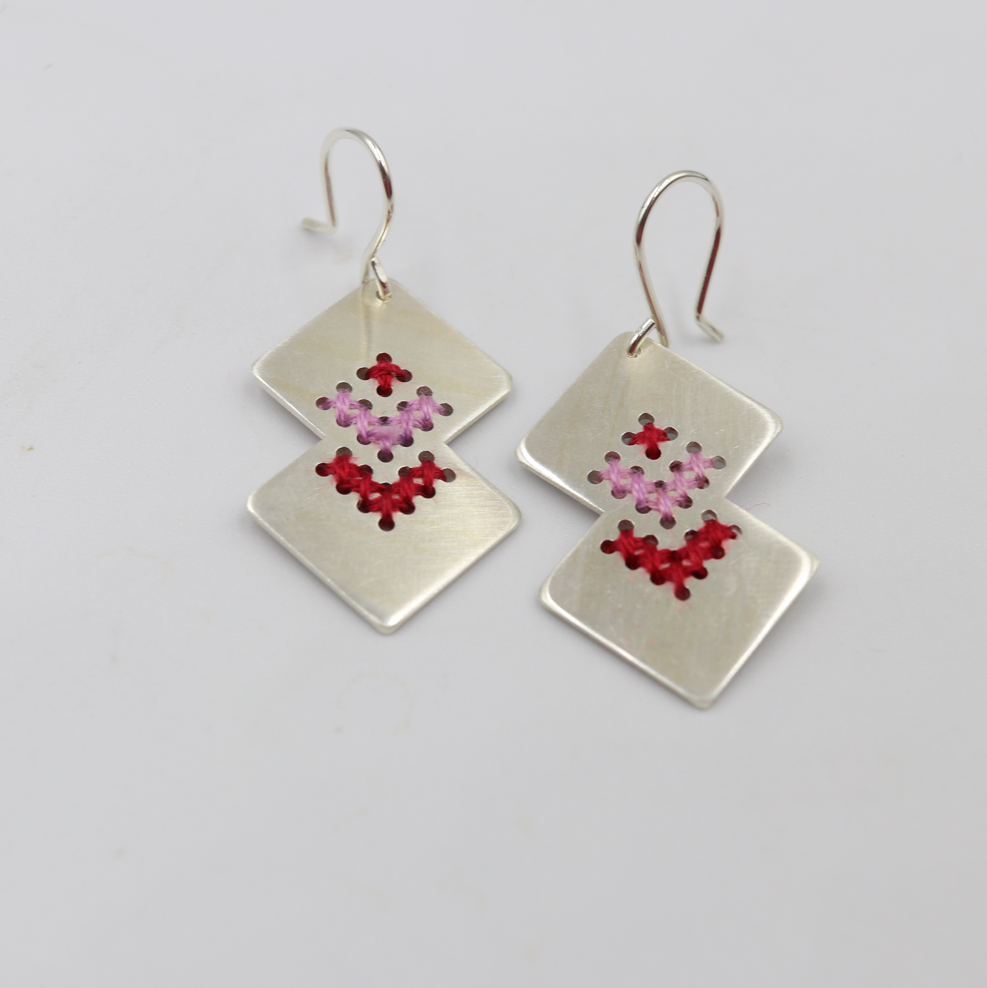 Σκουλαρίκια γεωμετρικά με κεντημένο ασήμι