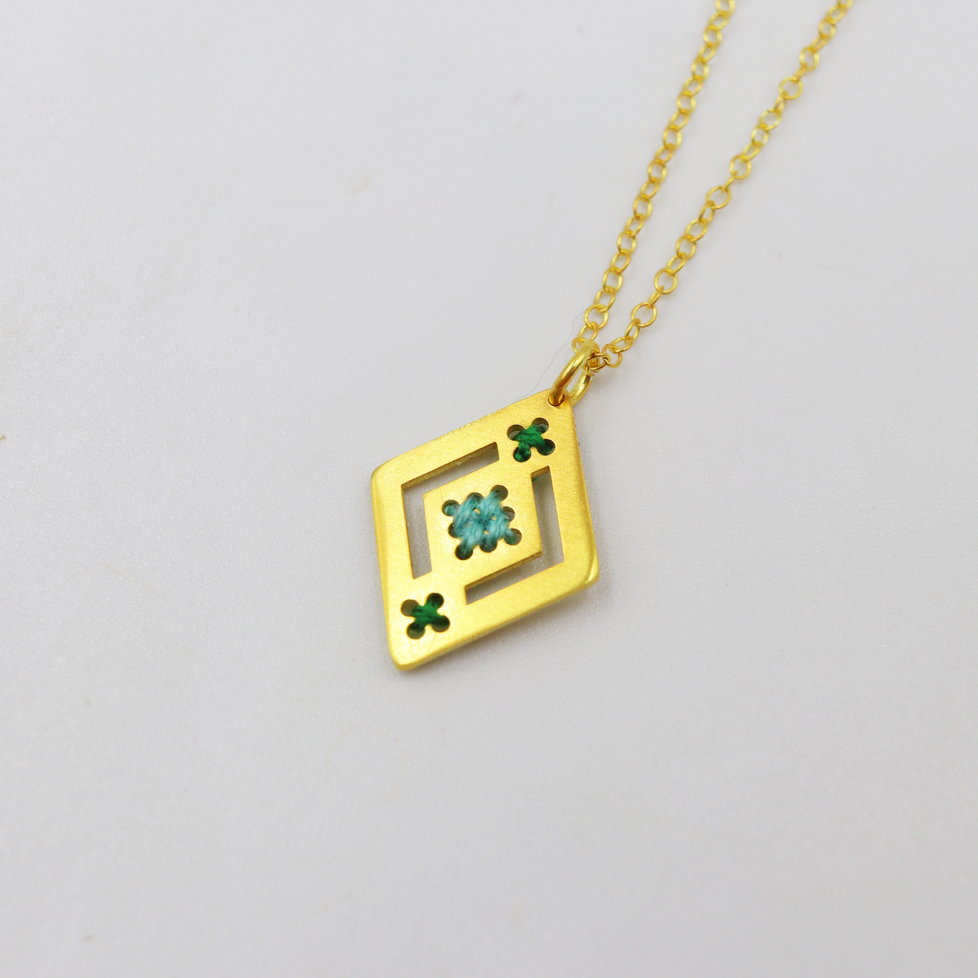 Κολιέ ρόμβος με επιχρυσωμένο κεντημένο ασήμι