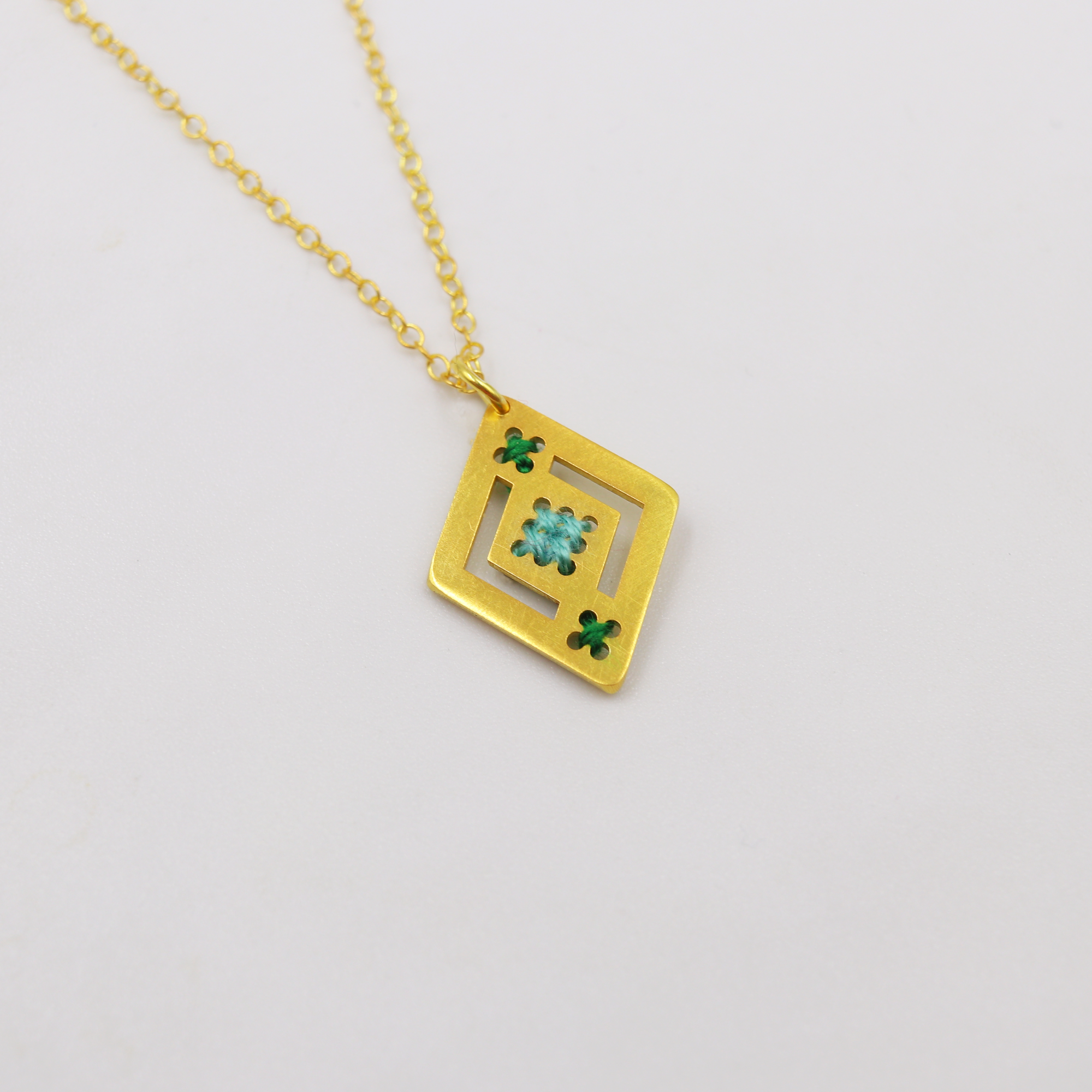 Κολιέ ρόμβος με επιχρυσωμένο κεντημένο ασήμι