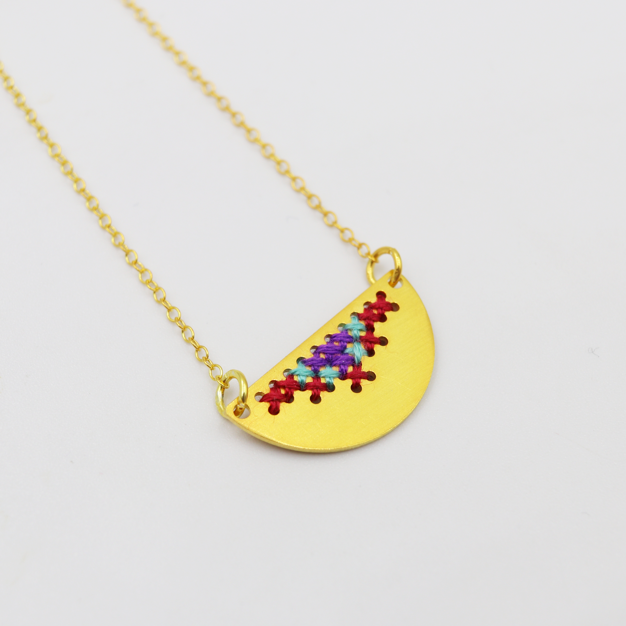 Κολιέ ημικύκλικο με επιχρυσωμένο κεντημένο ασήμι