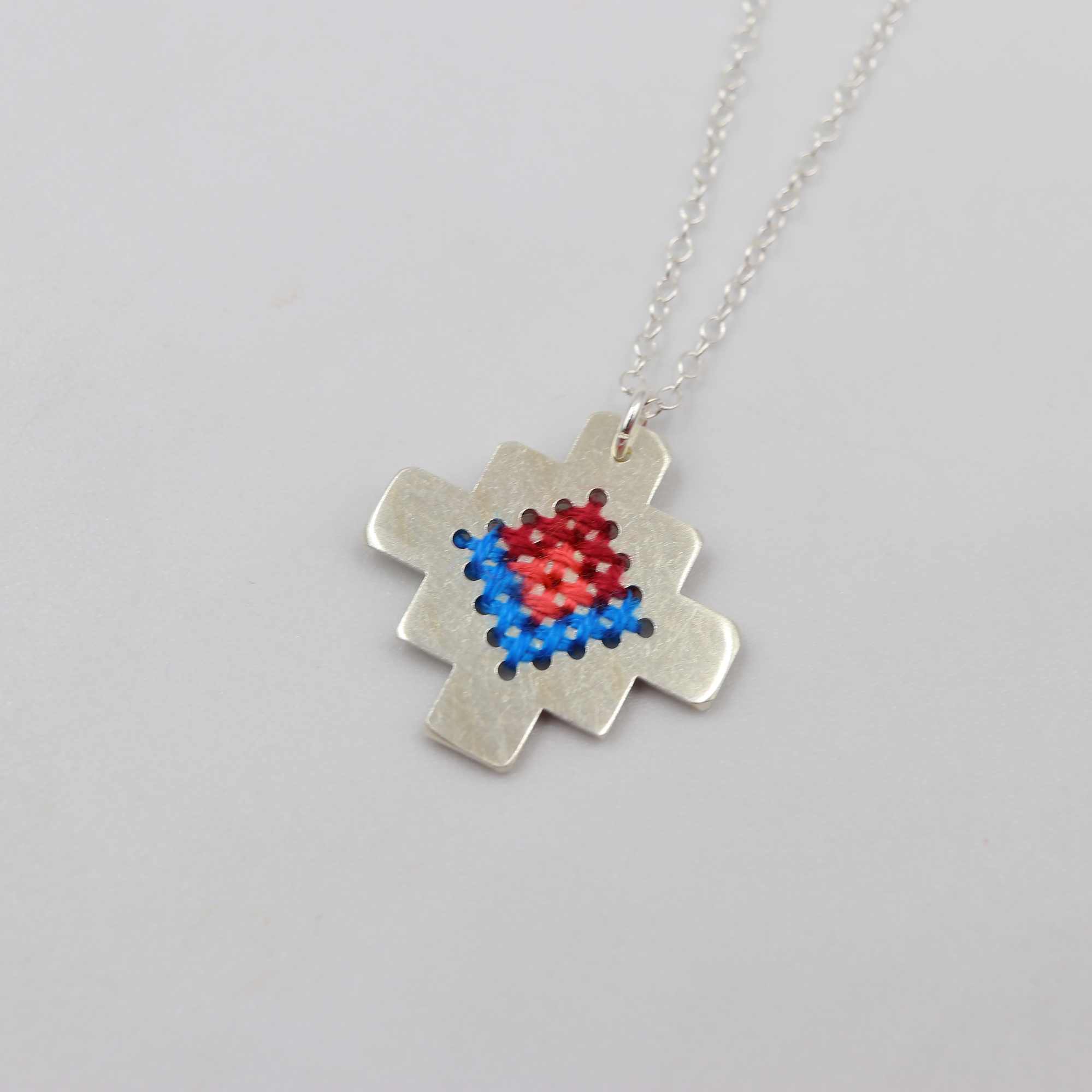 Κολιέ "σταυρός" με κεντημένο ασήμι