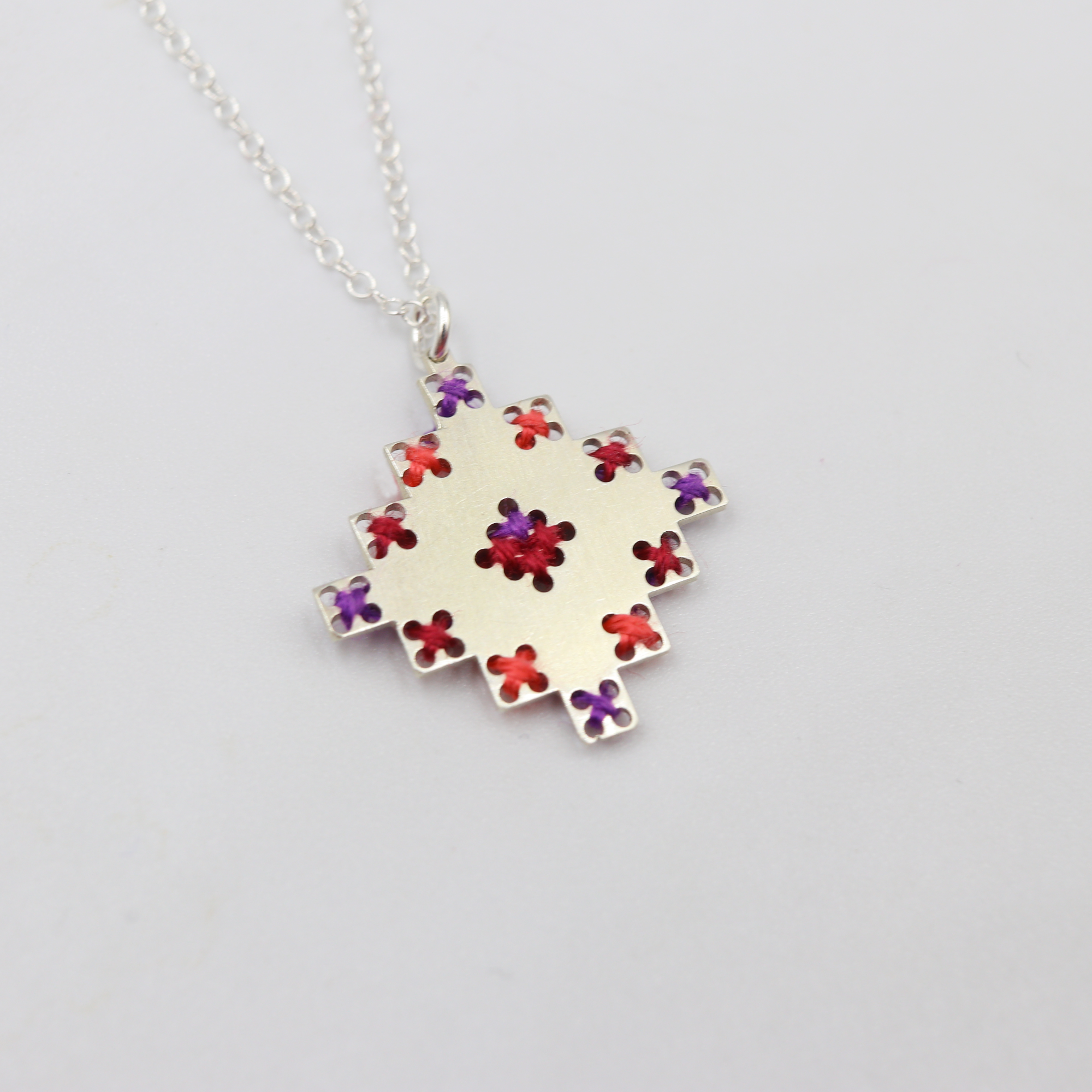 Κολιέ "σταυρός" με κεντημένο ασήμι