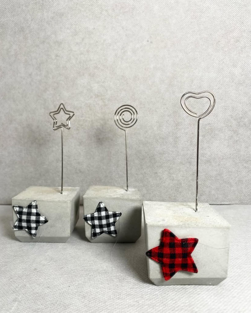 Μικρή βάση από τσιμέντο για στήριξη χαρτιών γραφείου